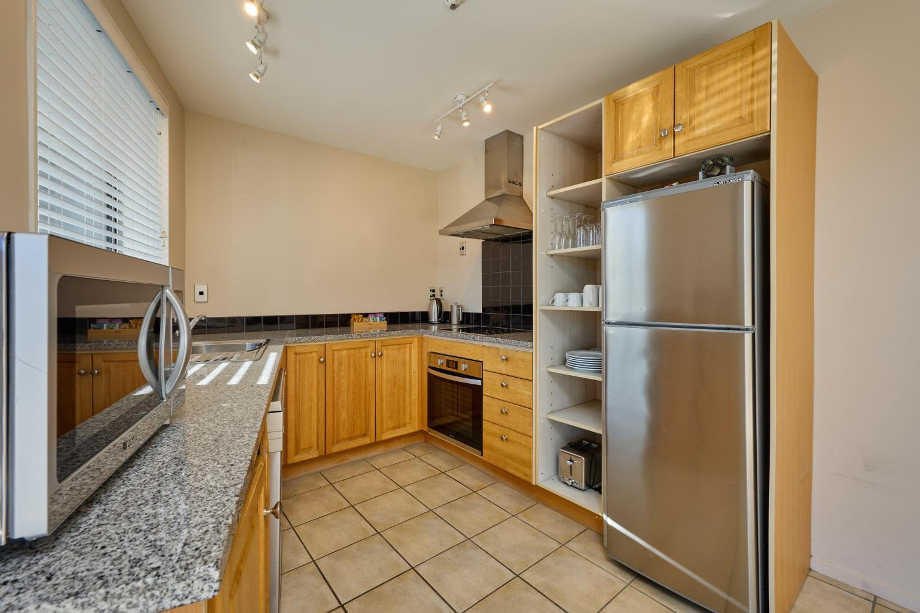 2 Bedroom Ground Floor Apartment with partial view - Photo 7