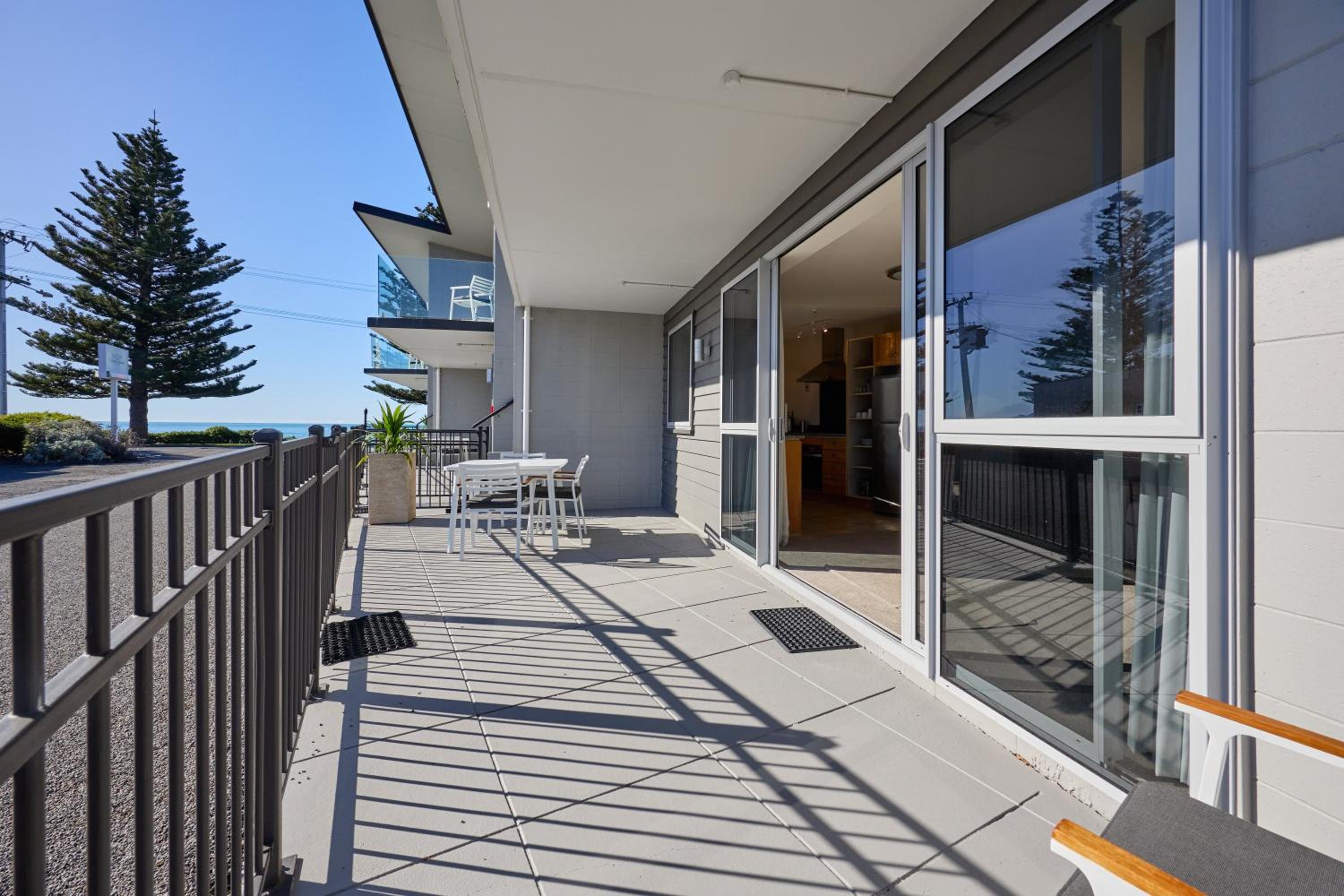 2 Bedroom Ground Floor Apartment with partial view - Photo 3