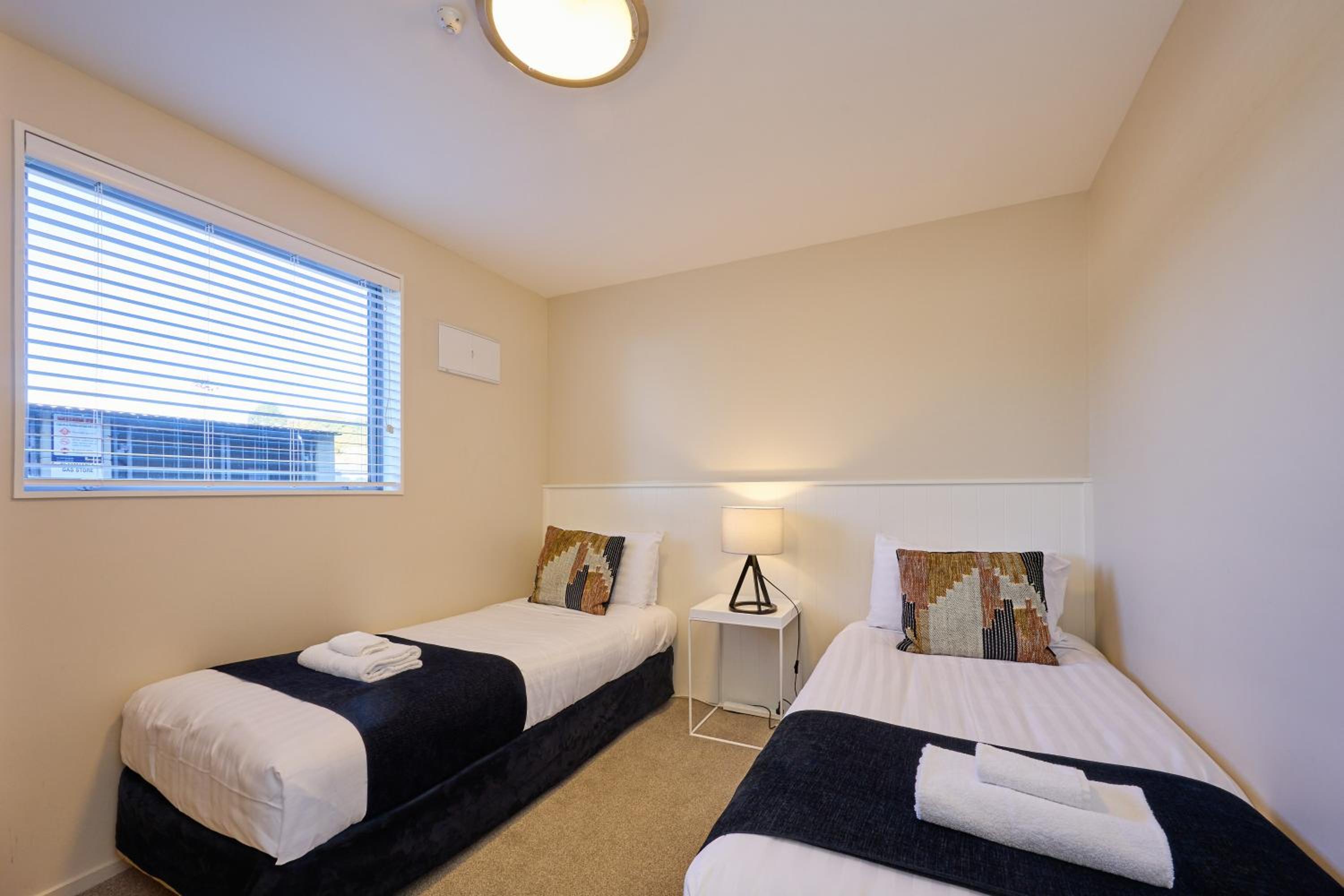 2 Bedroom Ground Floor Apartment with partial view - Photo 8
