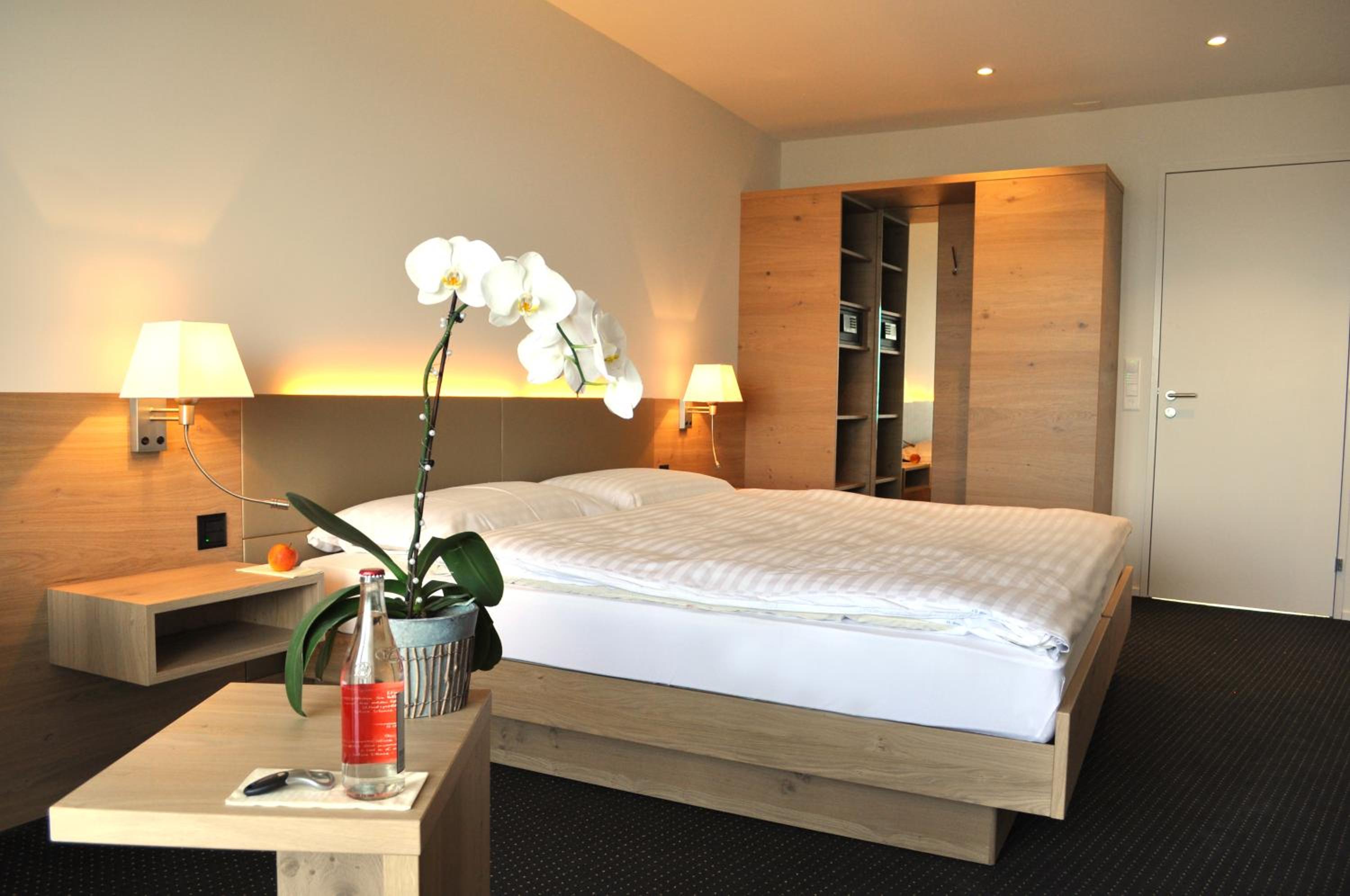 Deluxe Double Room with Lake View - Photo 8