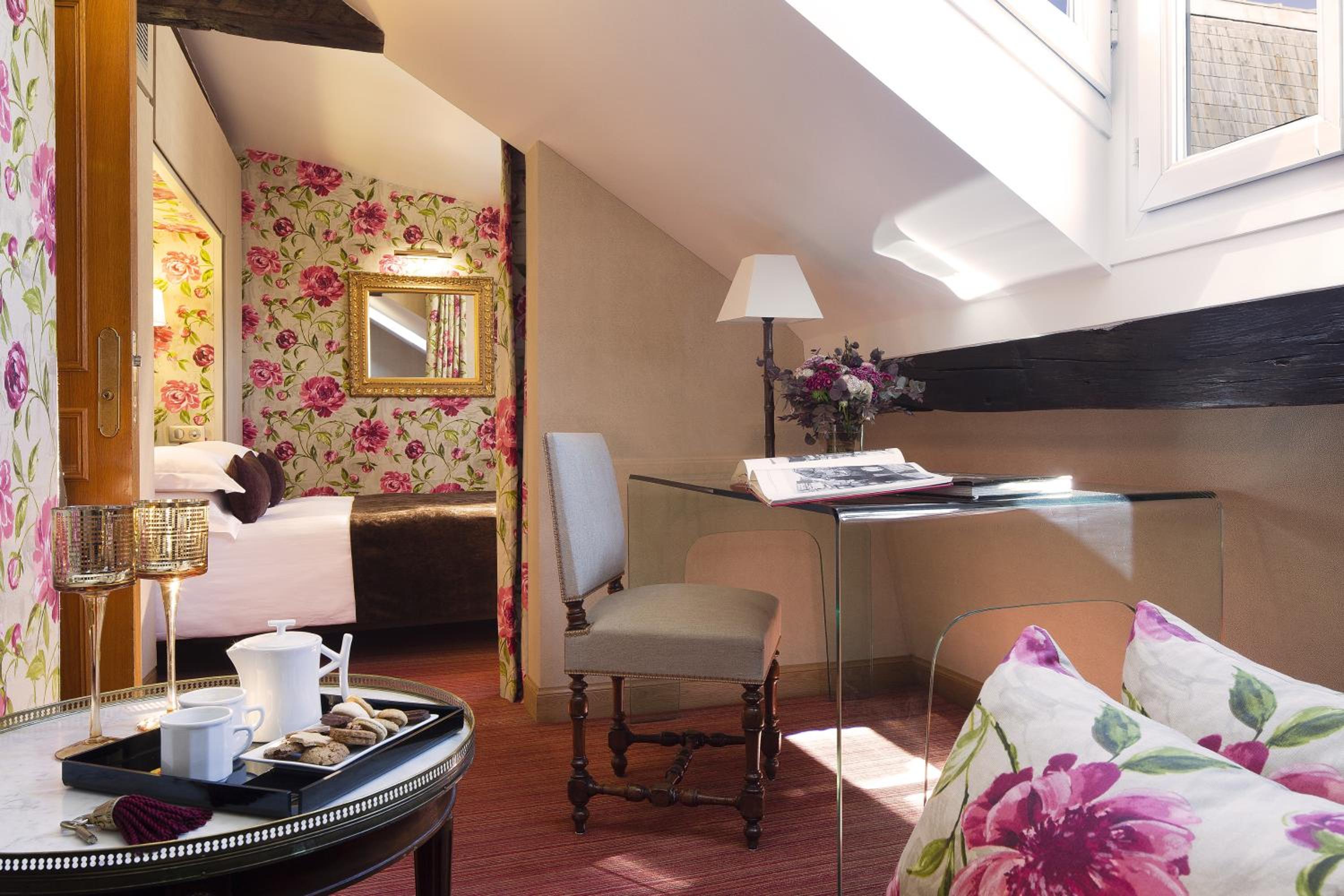 Superior Double Room thumbnail 6