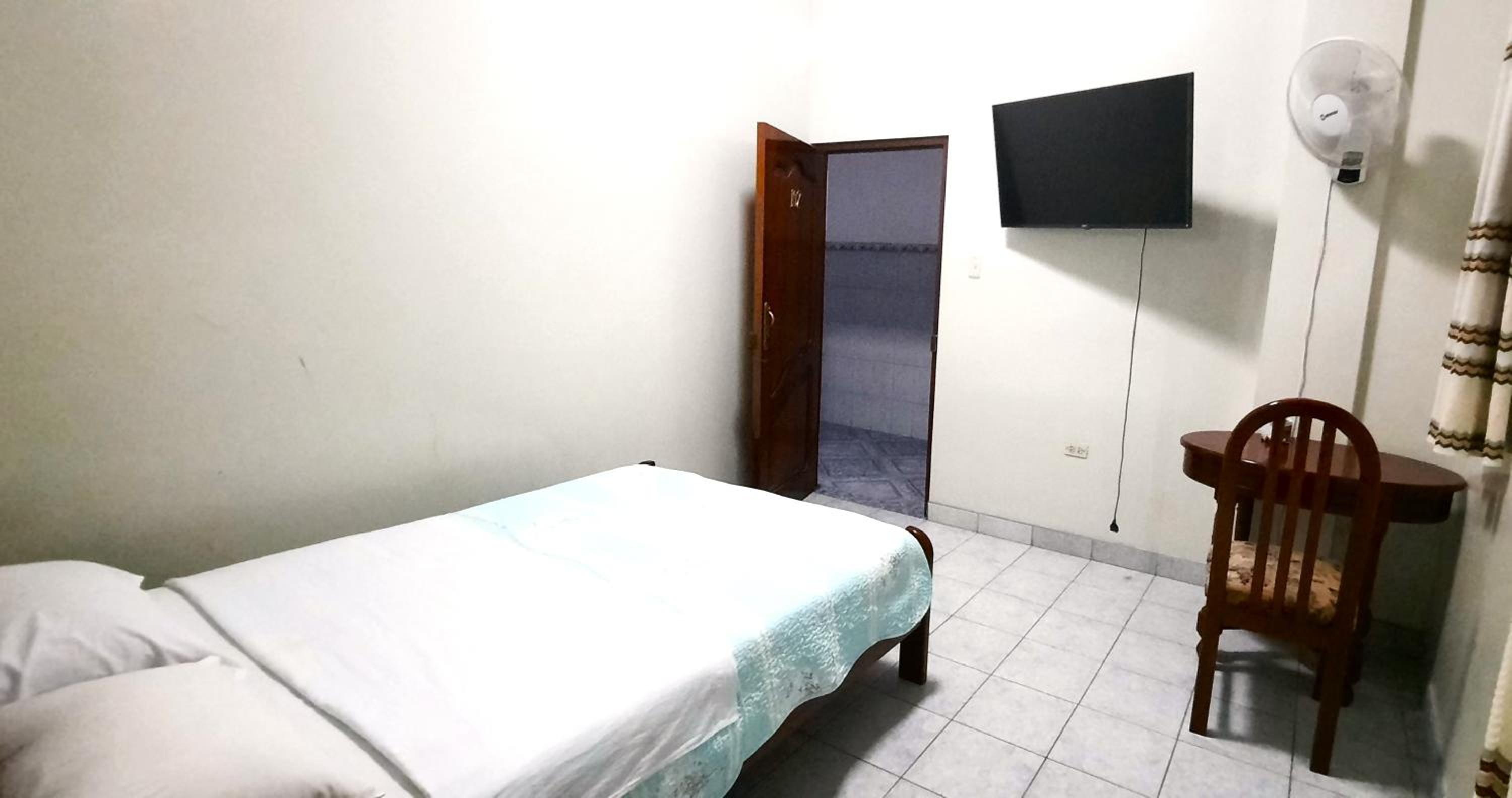 Single Room with Private Bathroom photo 3