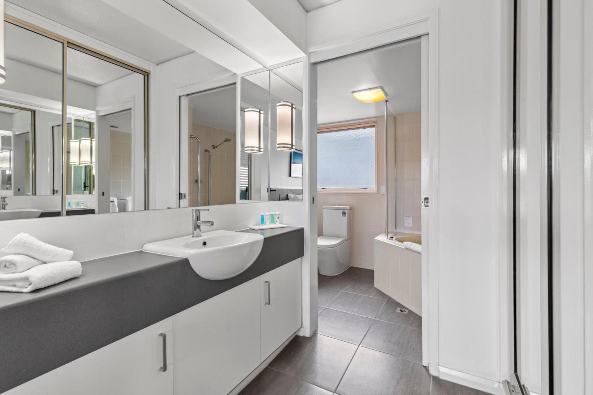 Executive One Bedroom Apartment - Photo 2