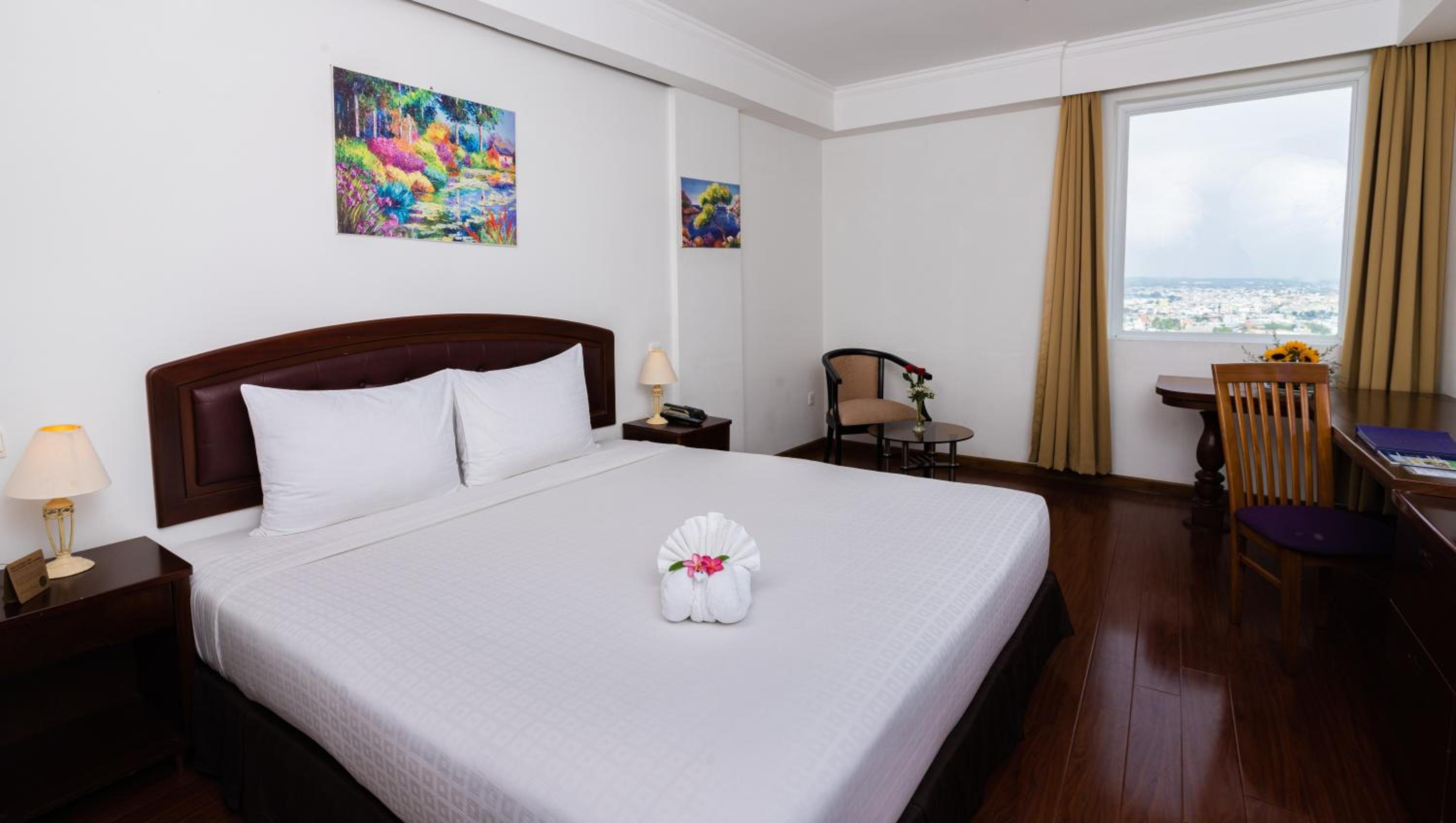 Superior King Room with City View - Photo 13