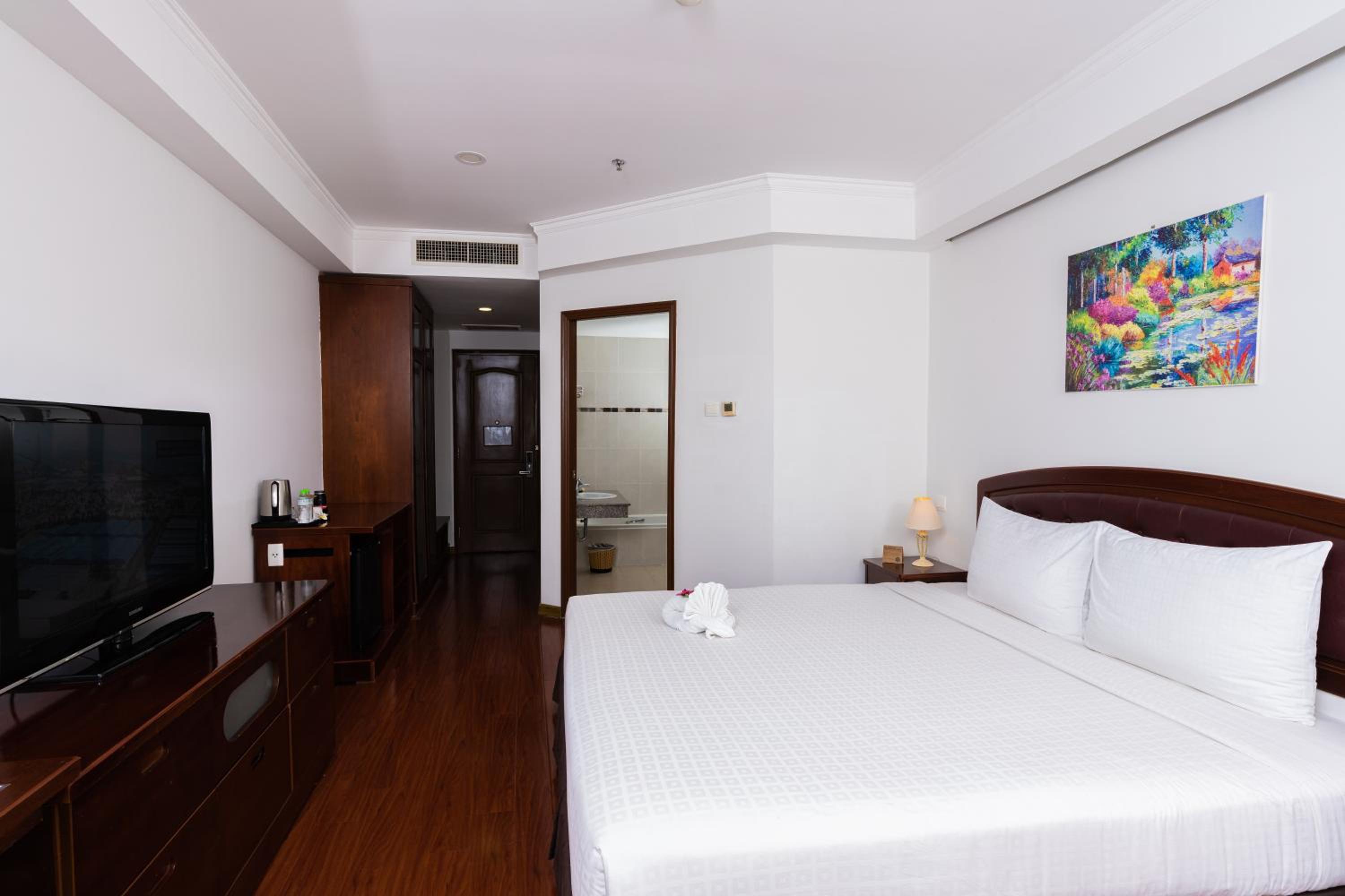Superior King Room with City View - Photo 3