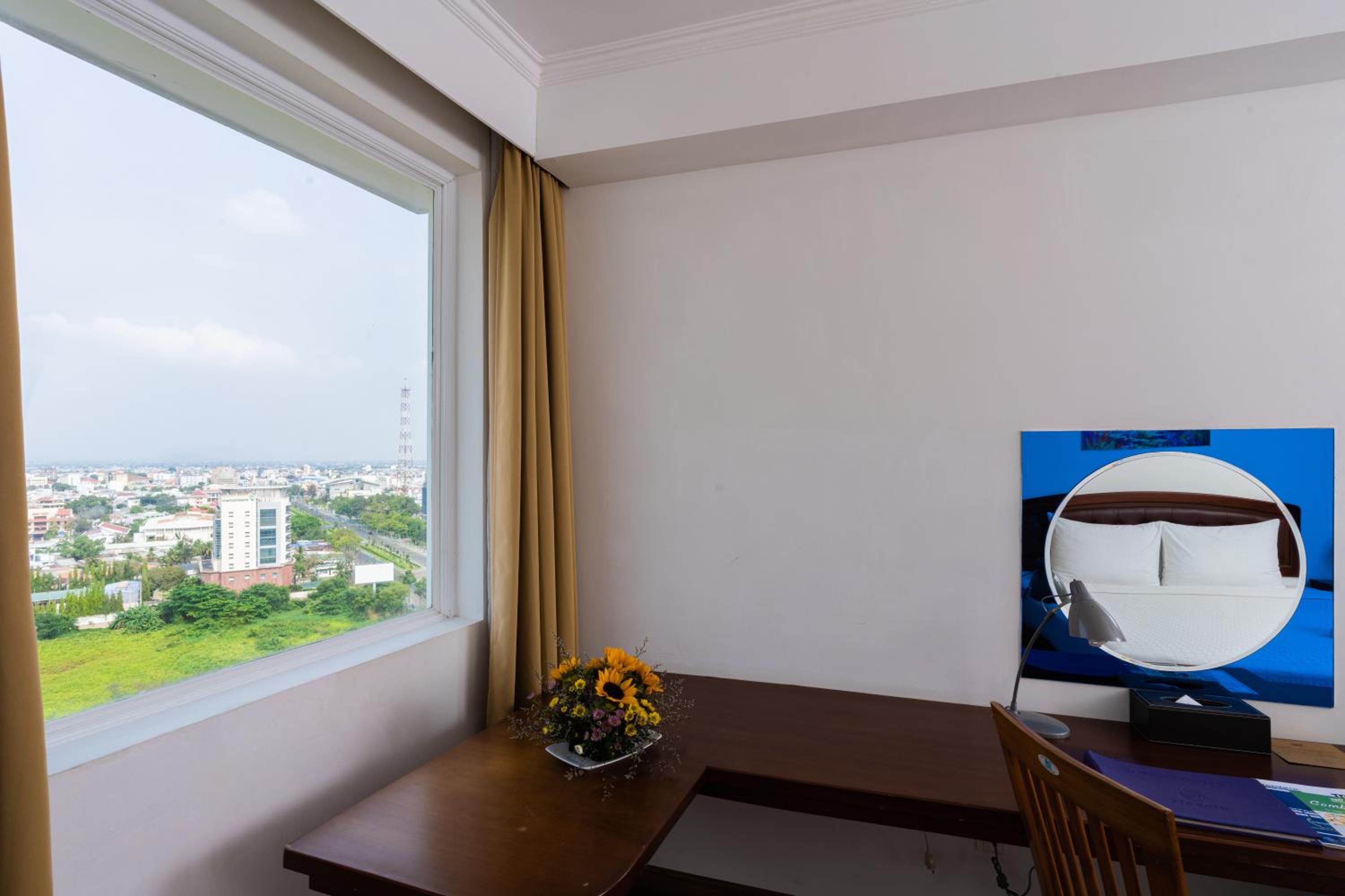 Superior King Room with City View - Photo 12