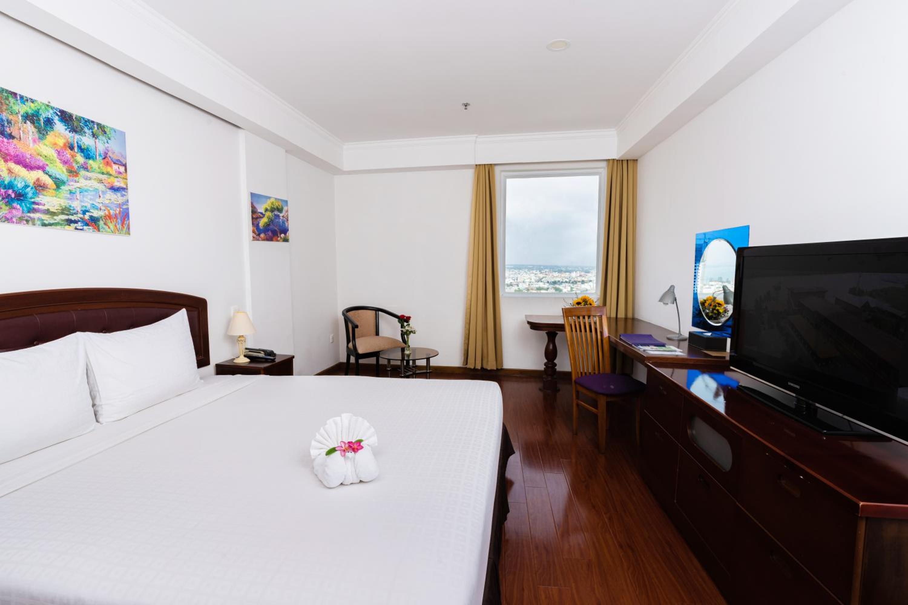 Superior King Room with City View - Photo 4
