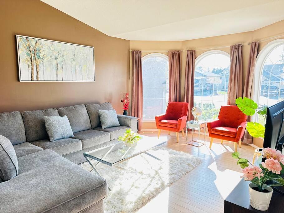 Six-Bedroom House photo 1