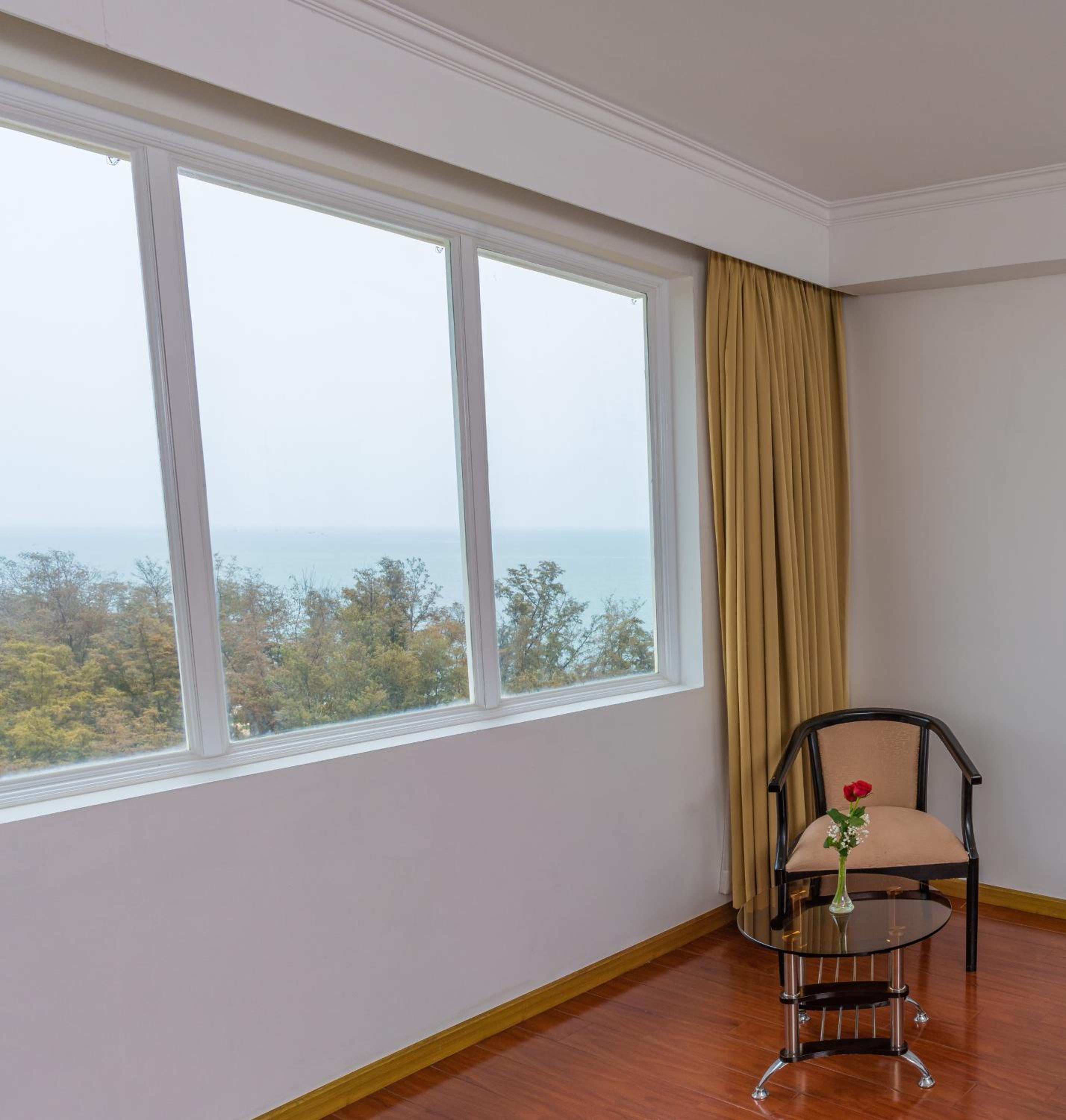 Deluxe King Room with Ocean View - Photo 2