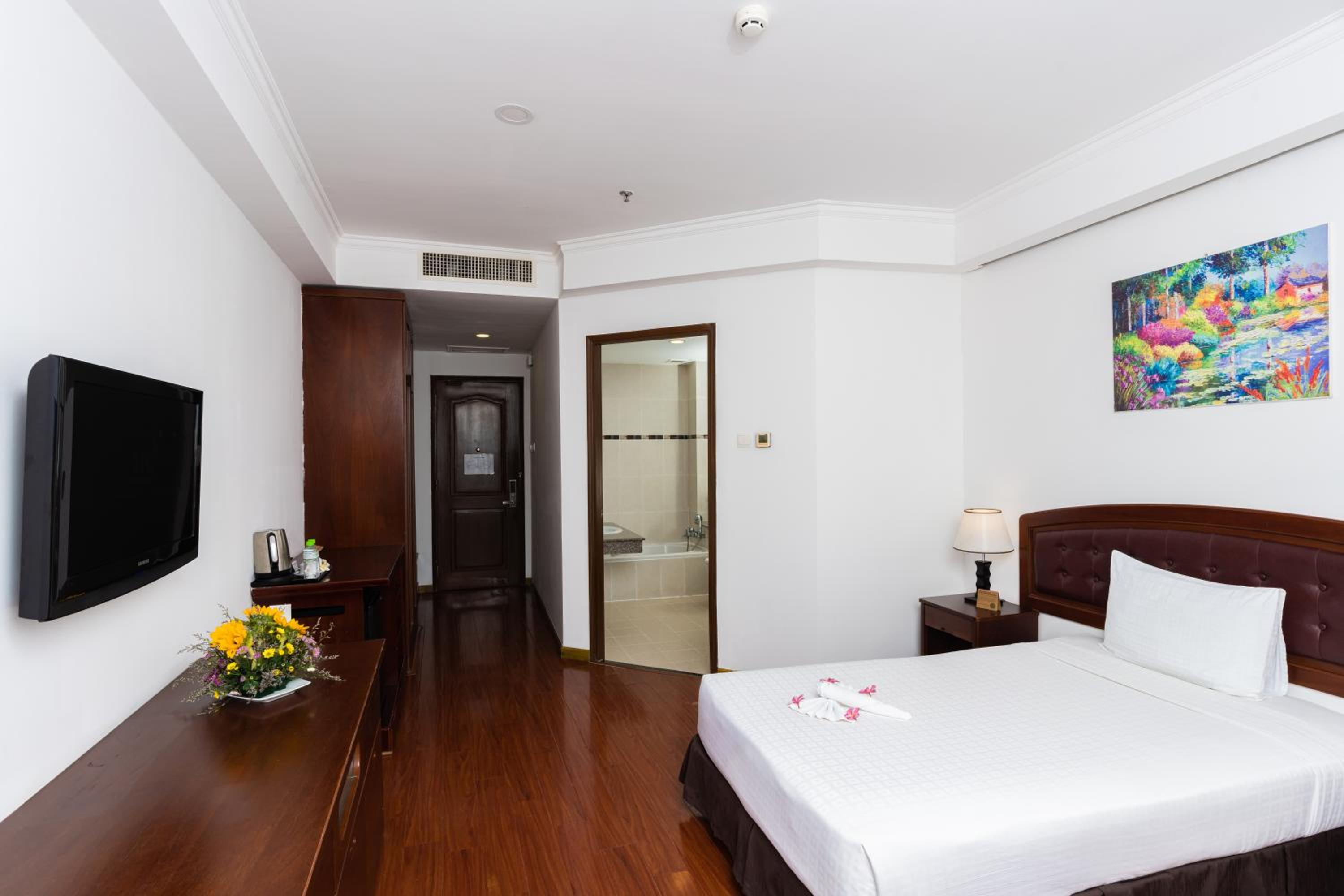 Superior King Room with City View - Photo 14