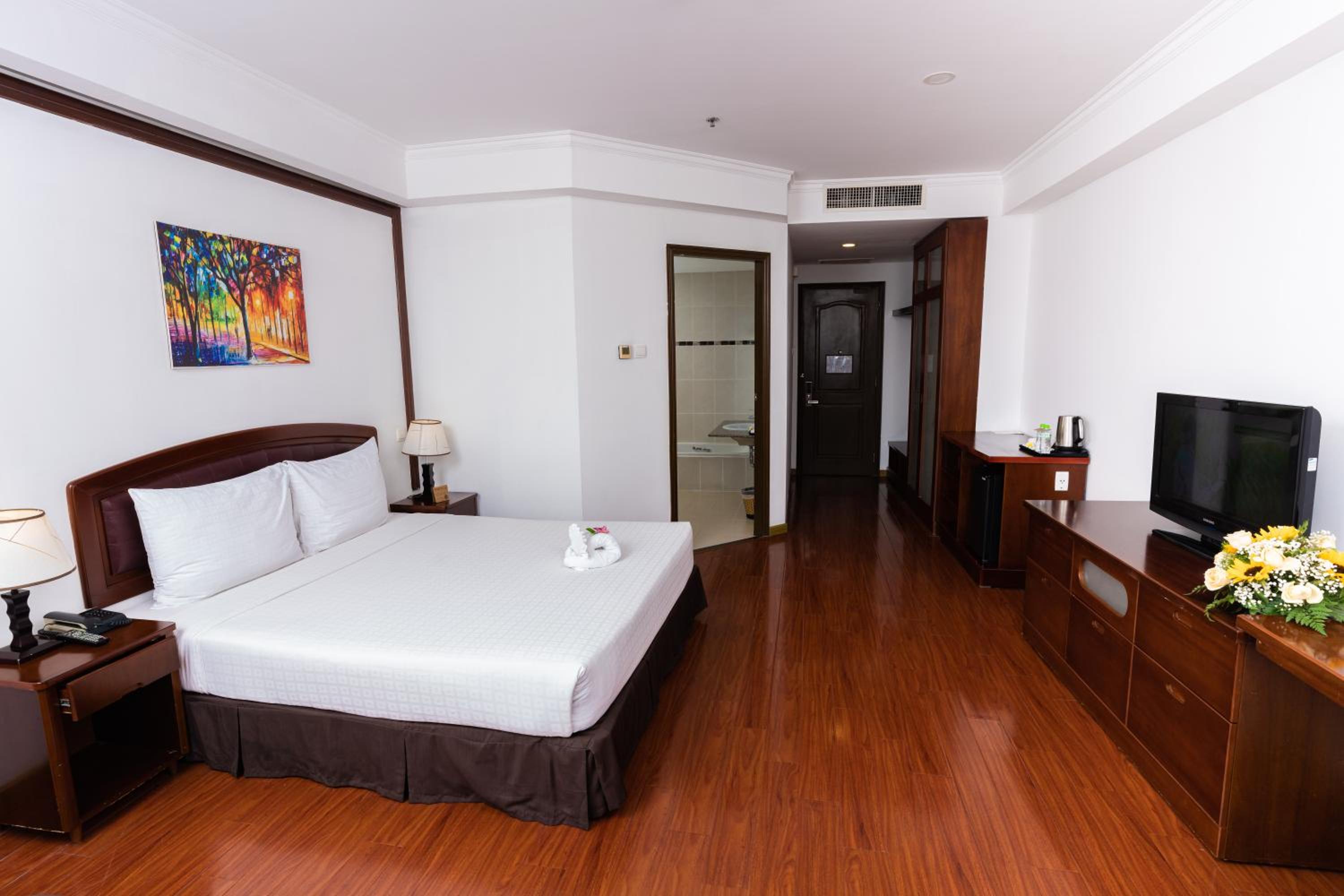 Deluxe King Room with Ocean View - Photo 13