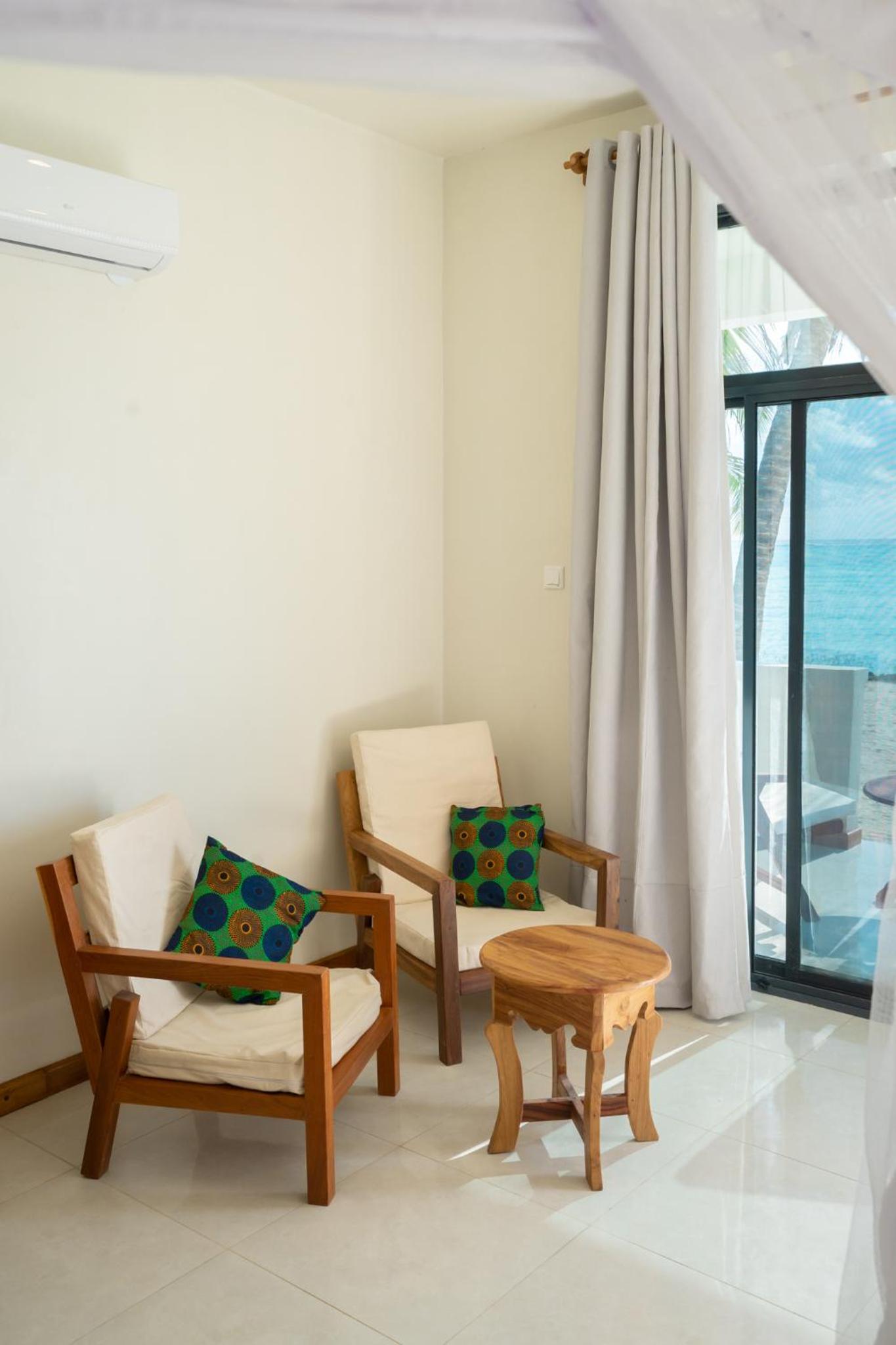 Ocean Front Suite - Photo 4