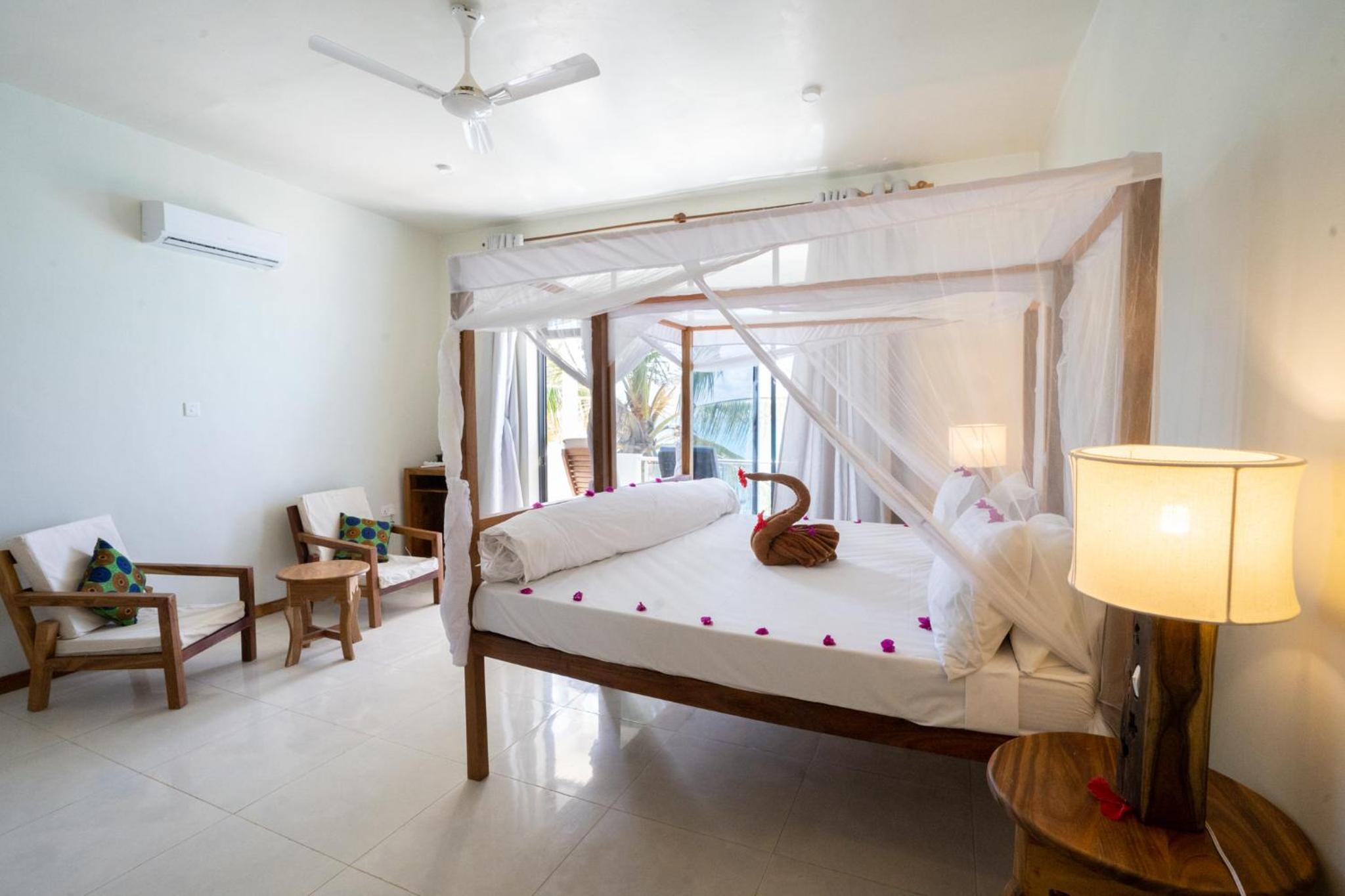 Ocean Front Suite - Photo 6