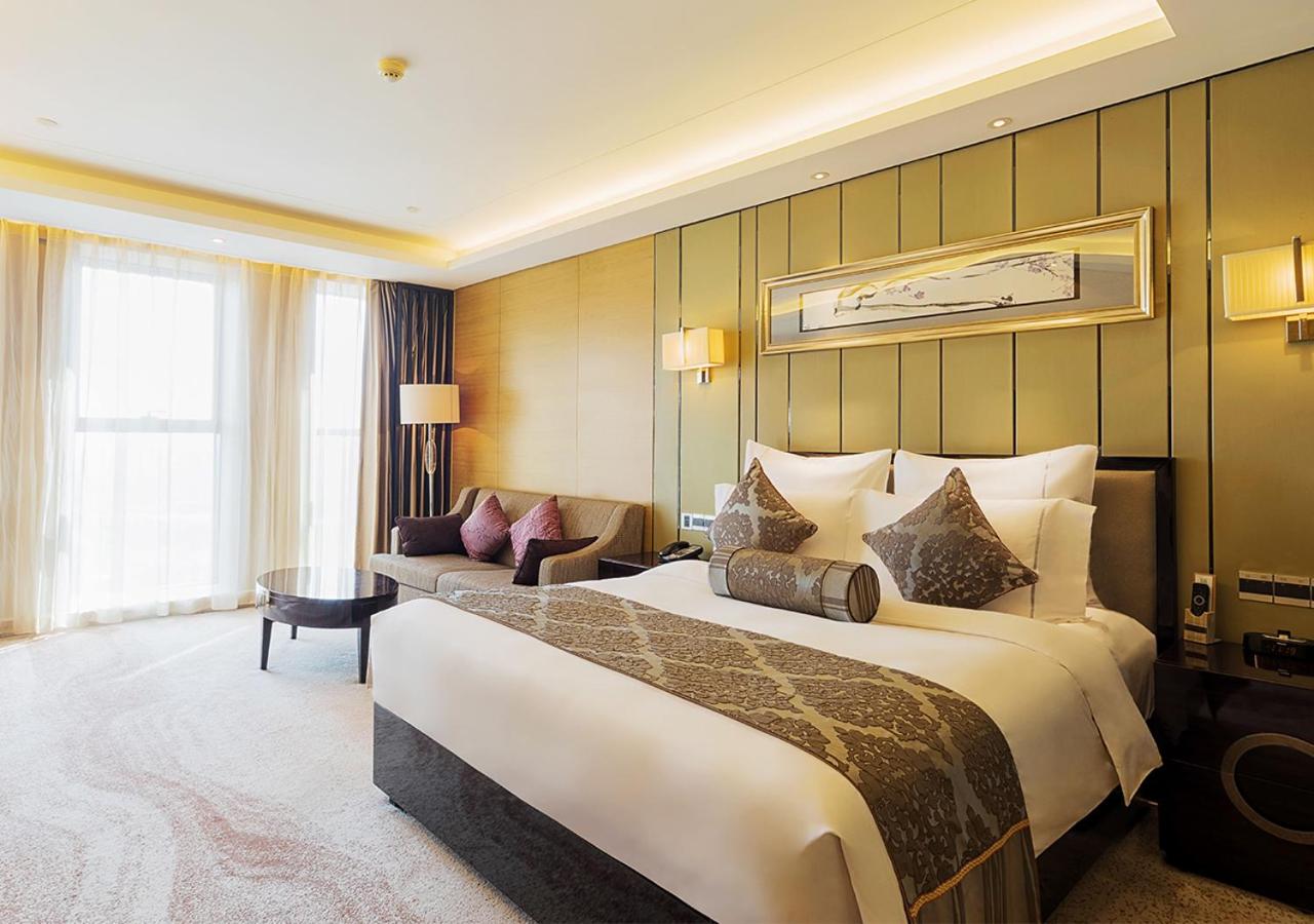 Executive King Room with Executive Lounge Access photo 2