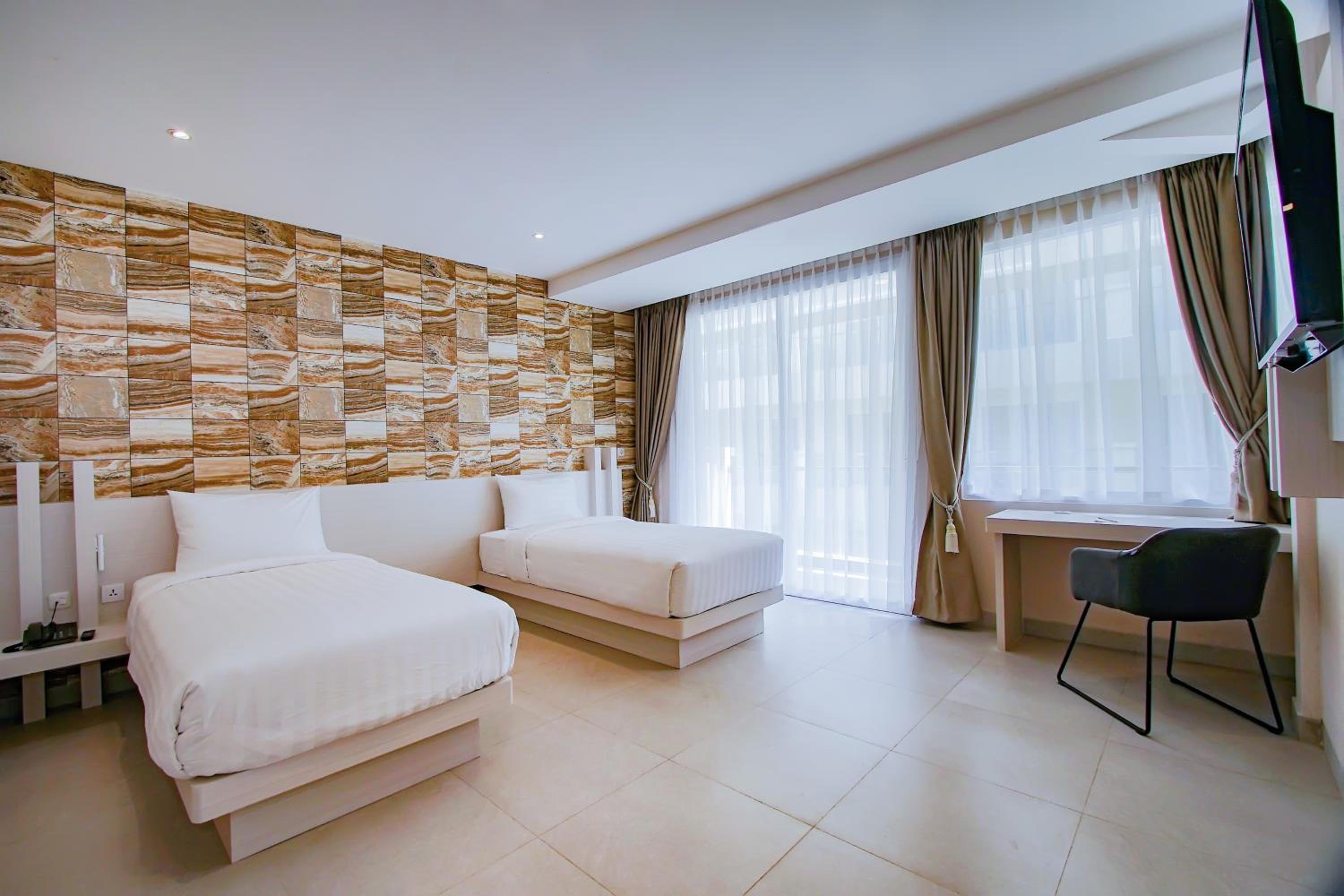 Large Twin Room - Photo 5