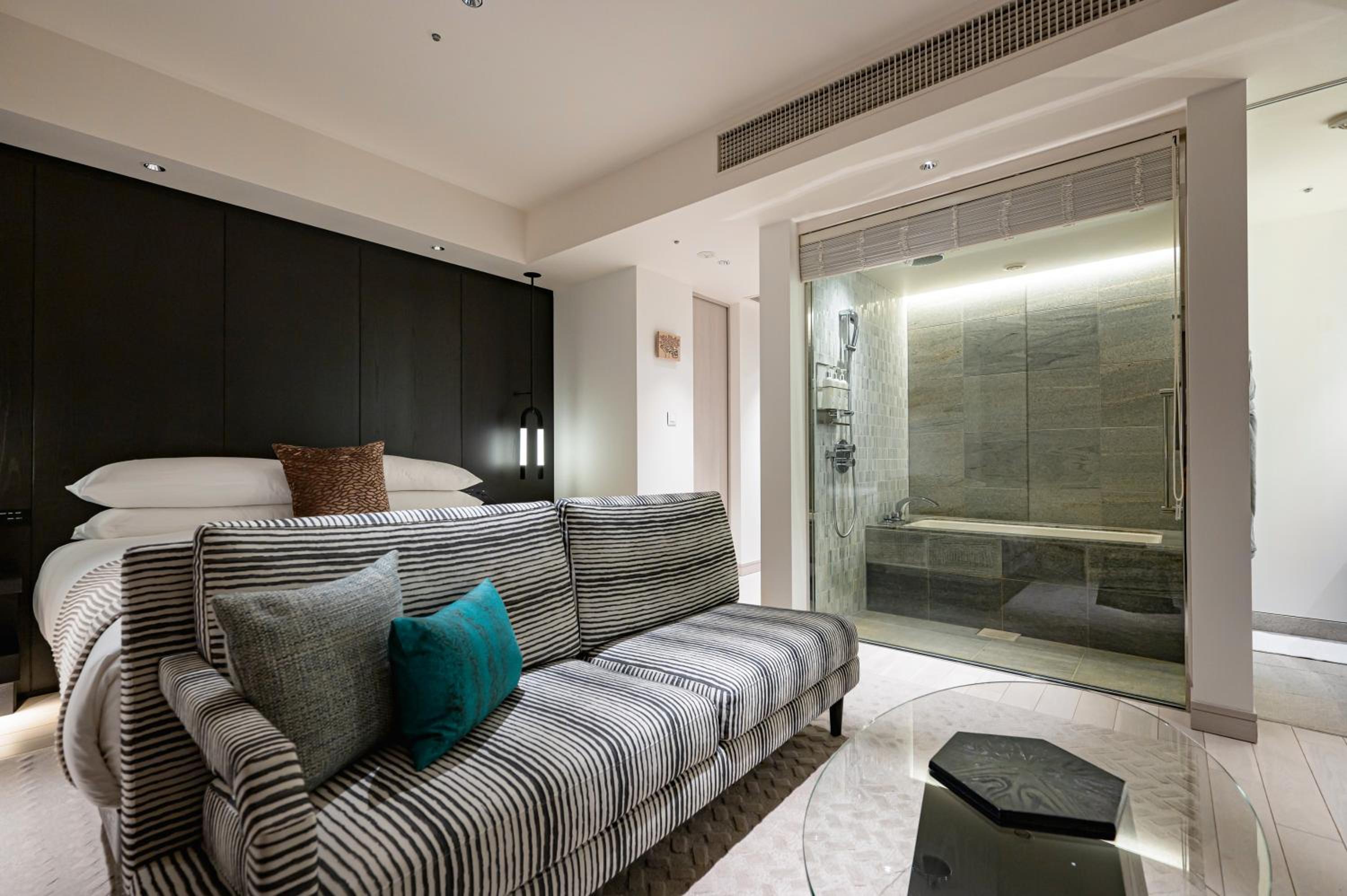 Premium King Room - High Floor photo 2