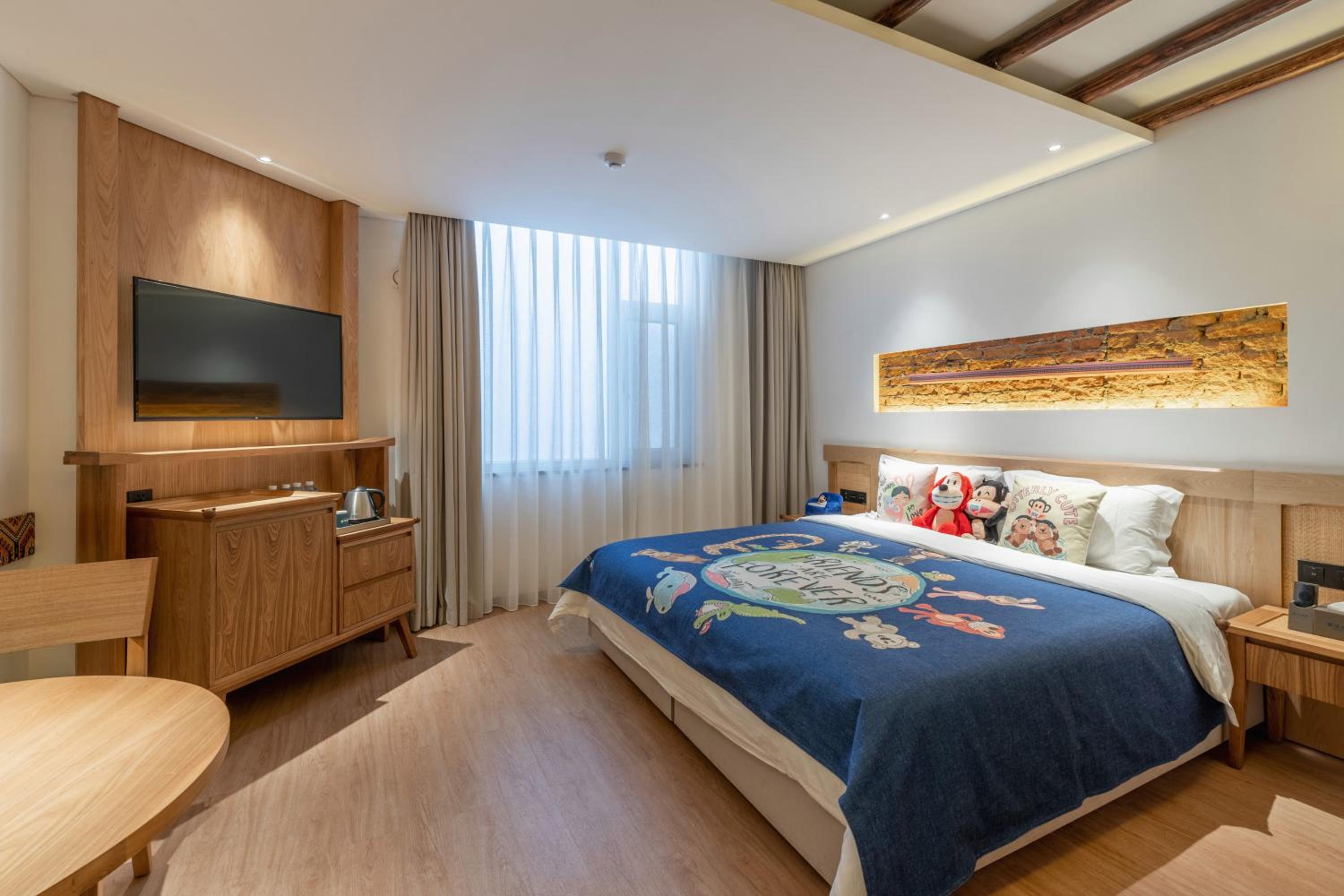 Deluxe Family Room - Photo 2
