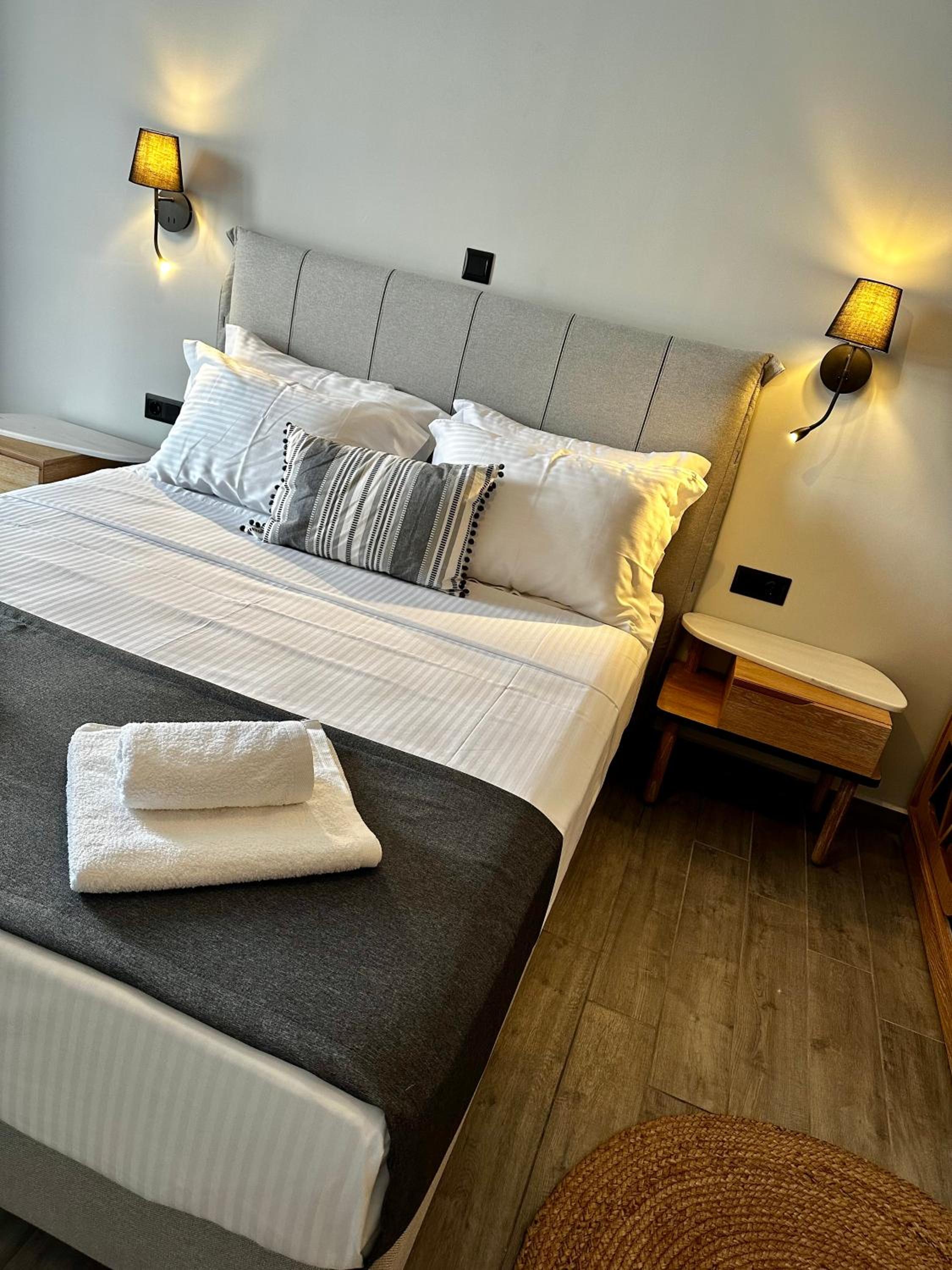 Deluxe Double Room with Balcony photo 2