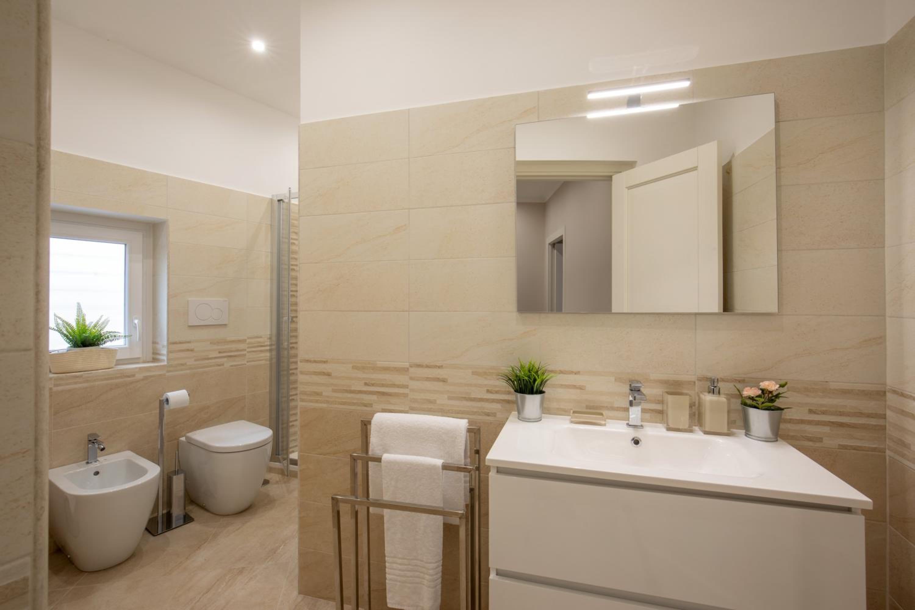 Two Connecting Rooms - Via della Croce 15 thumbnail 5