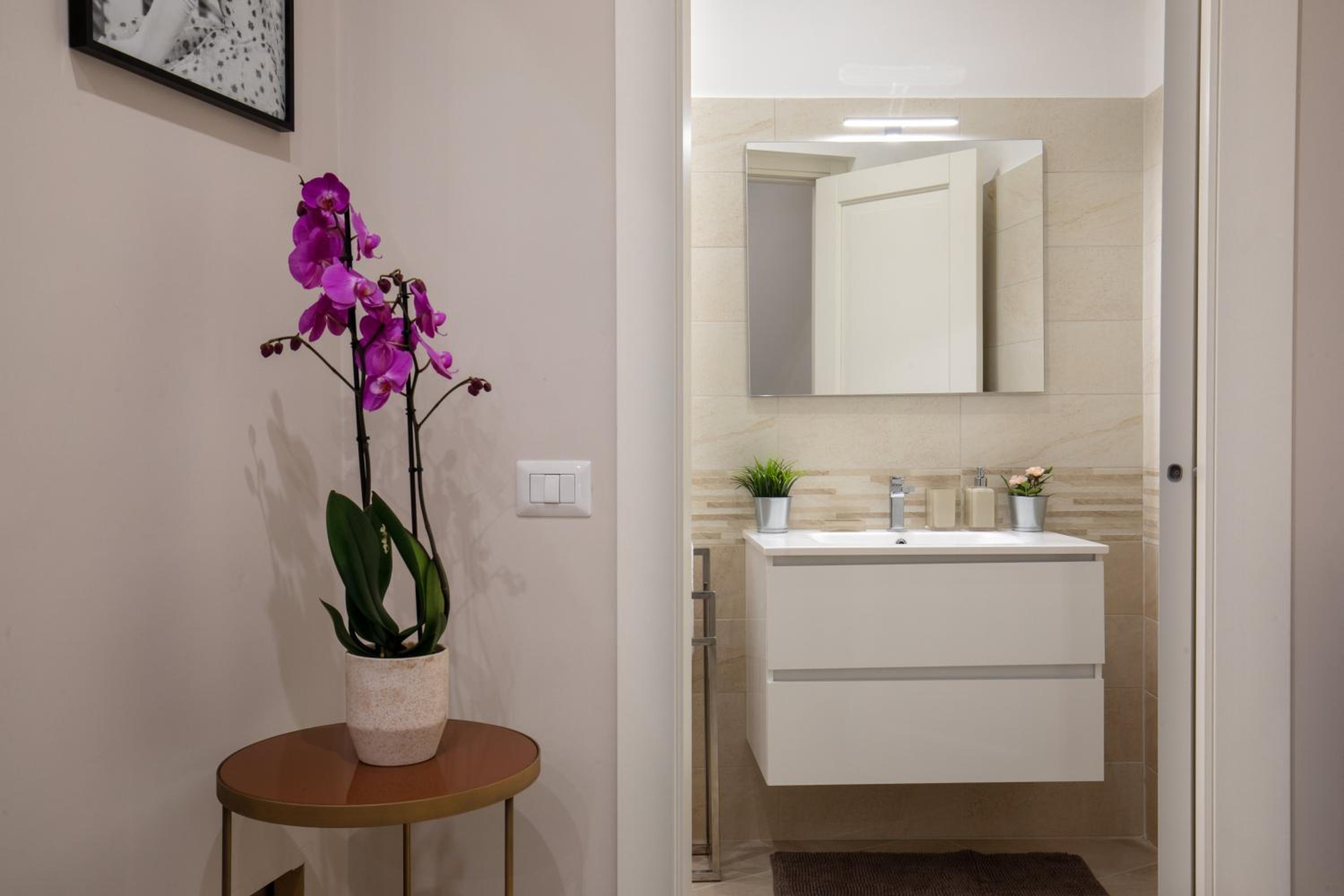 Two Connecting Rooms - Via della Croce 15 thumbnail 6