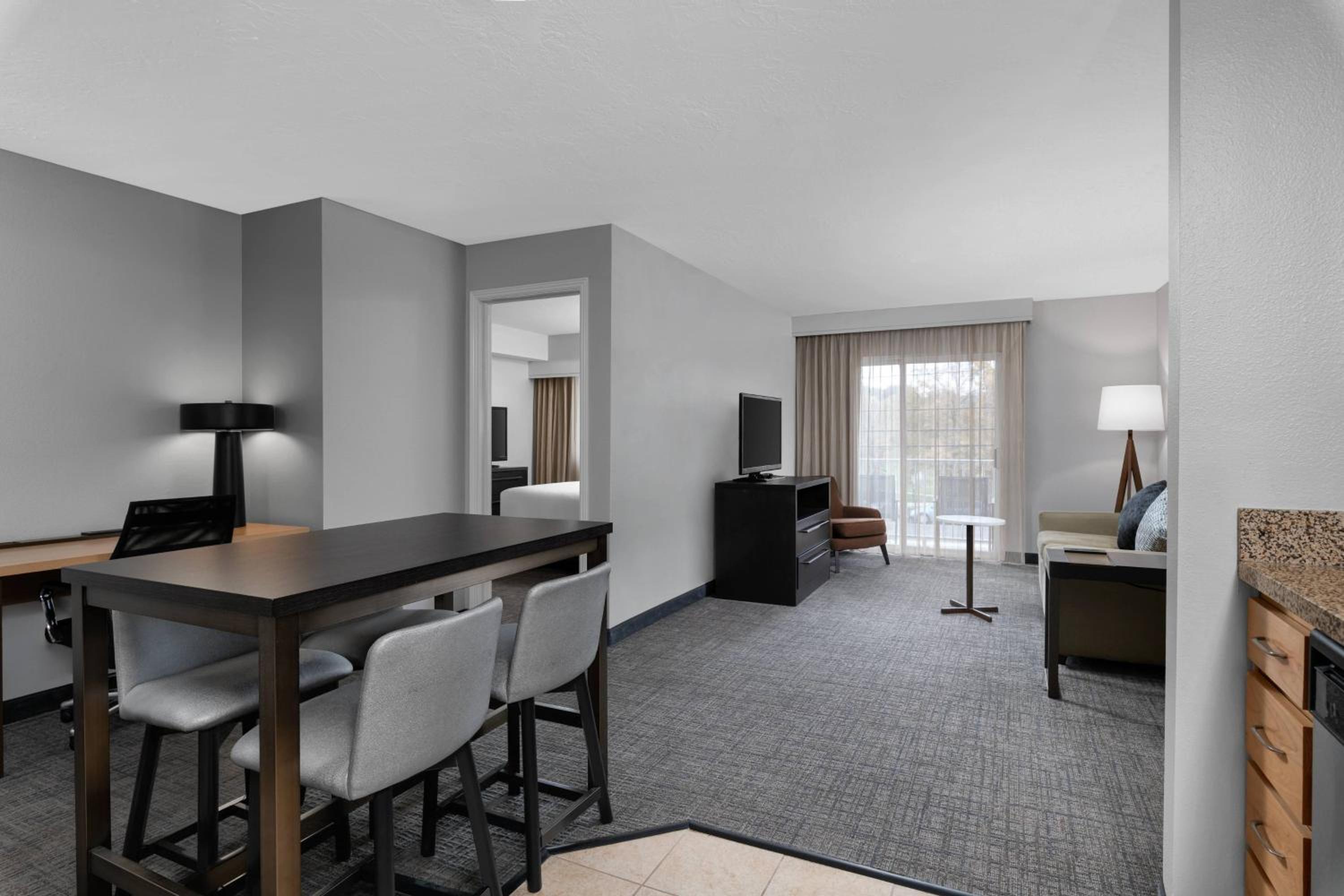 One-Bedroom Suite - Photo 8