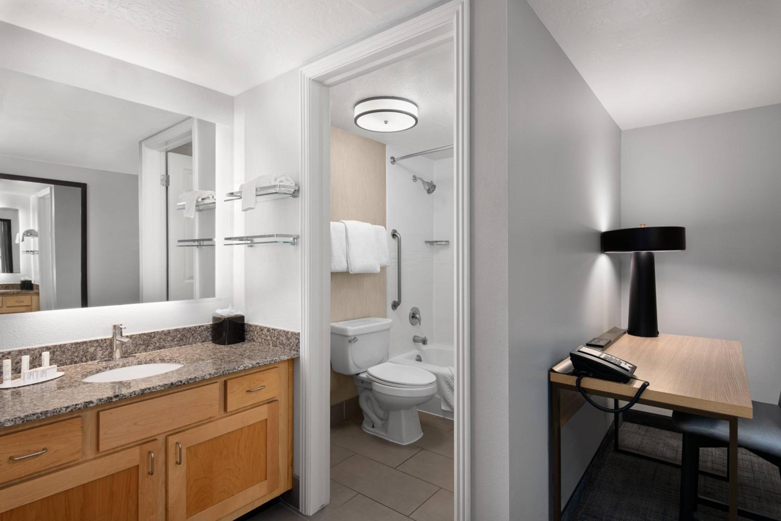 One-Bedroom Suite - Photo 4