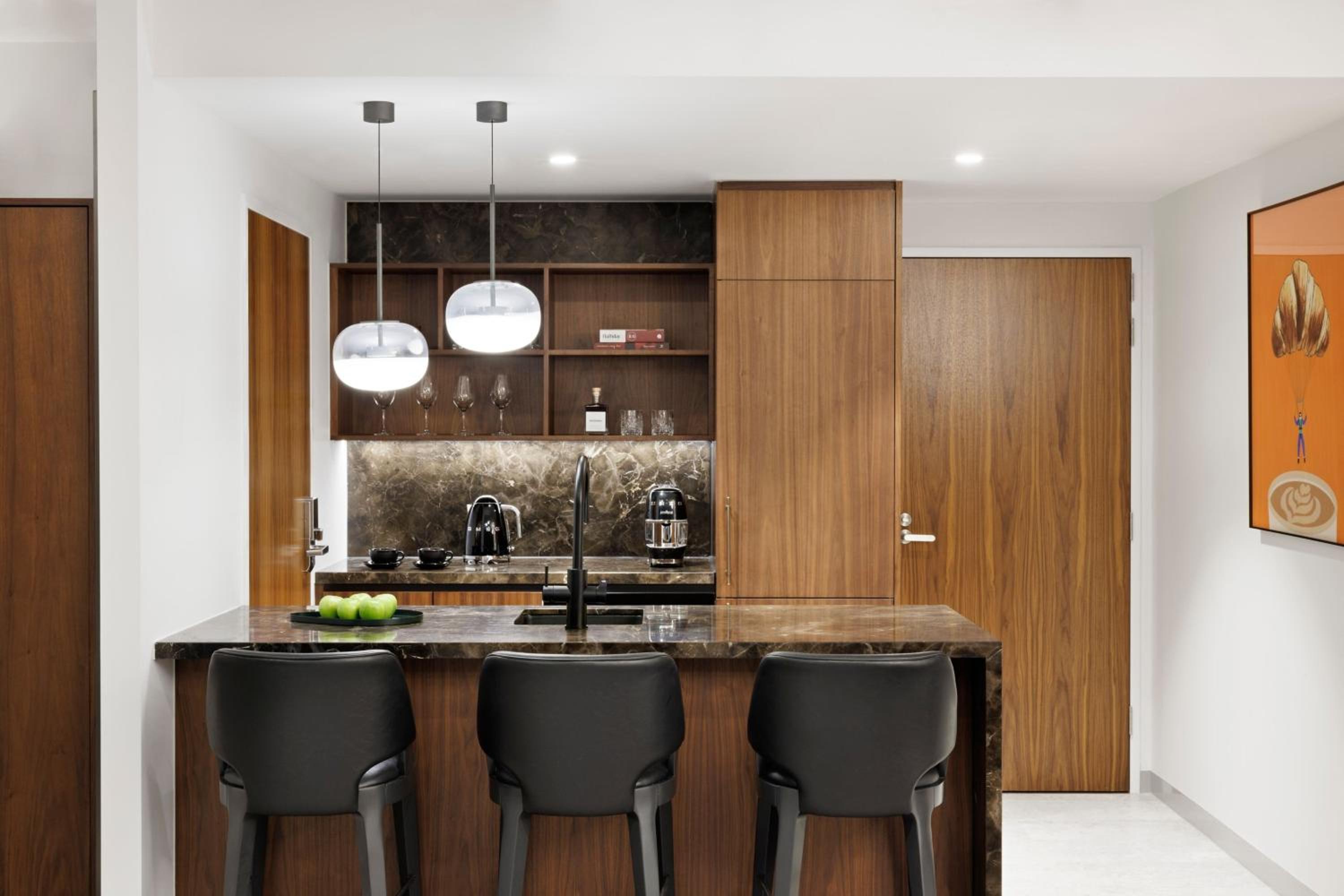 Two-Bedroom Suite with Parliament and City View - Photo 6