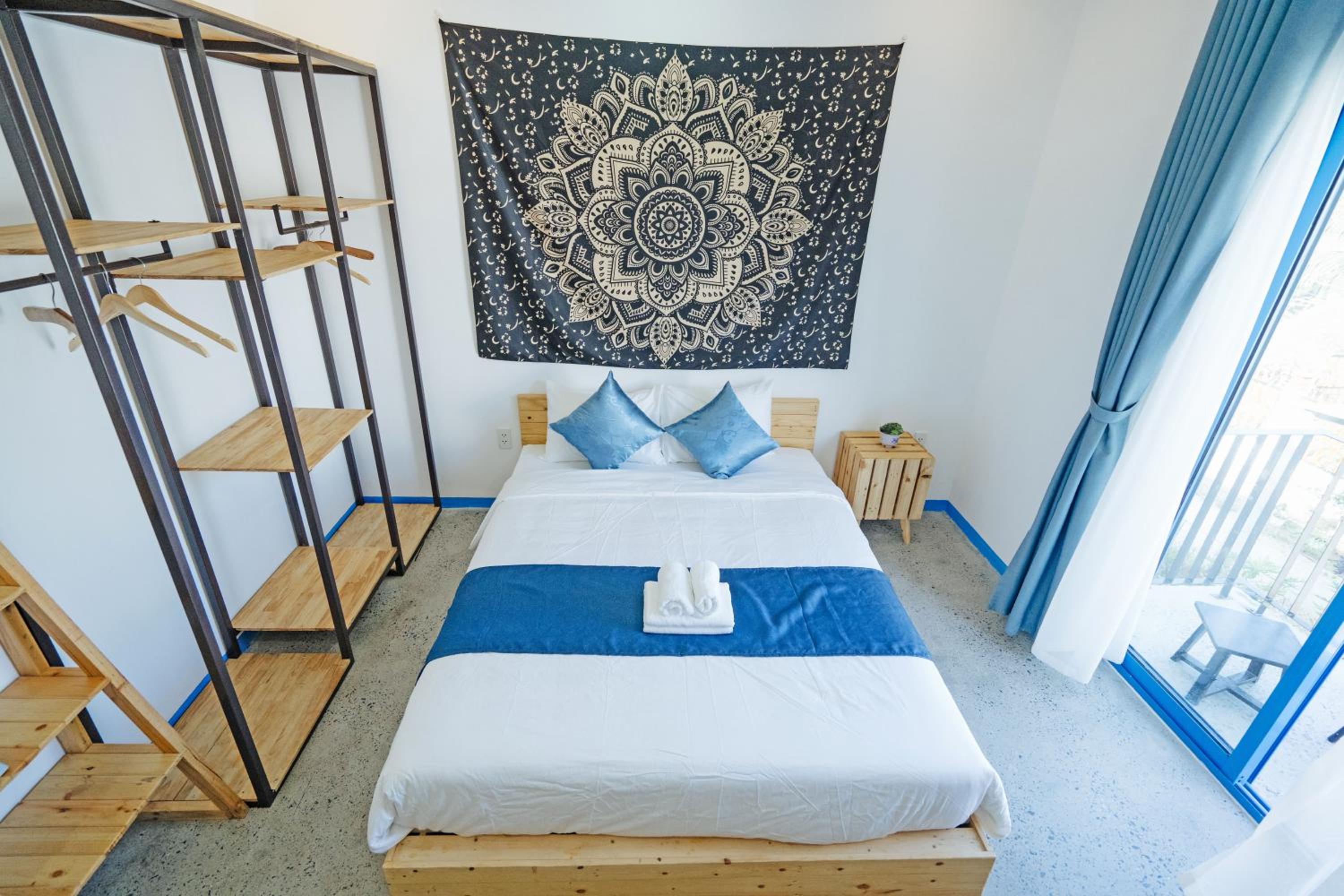 Deluxe Double Room with Balcony - Photo 5