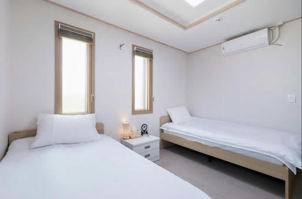 Twin Room with Private Bathroom - Photo 18