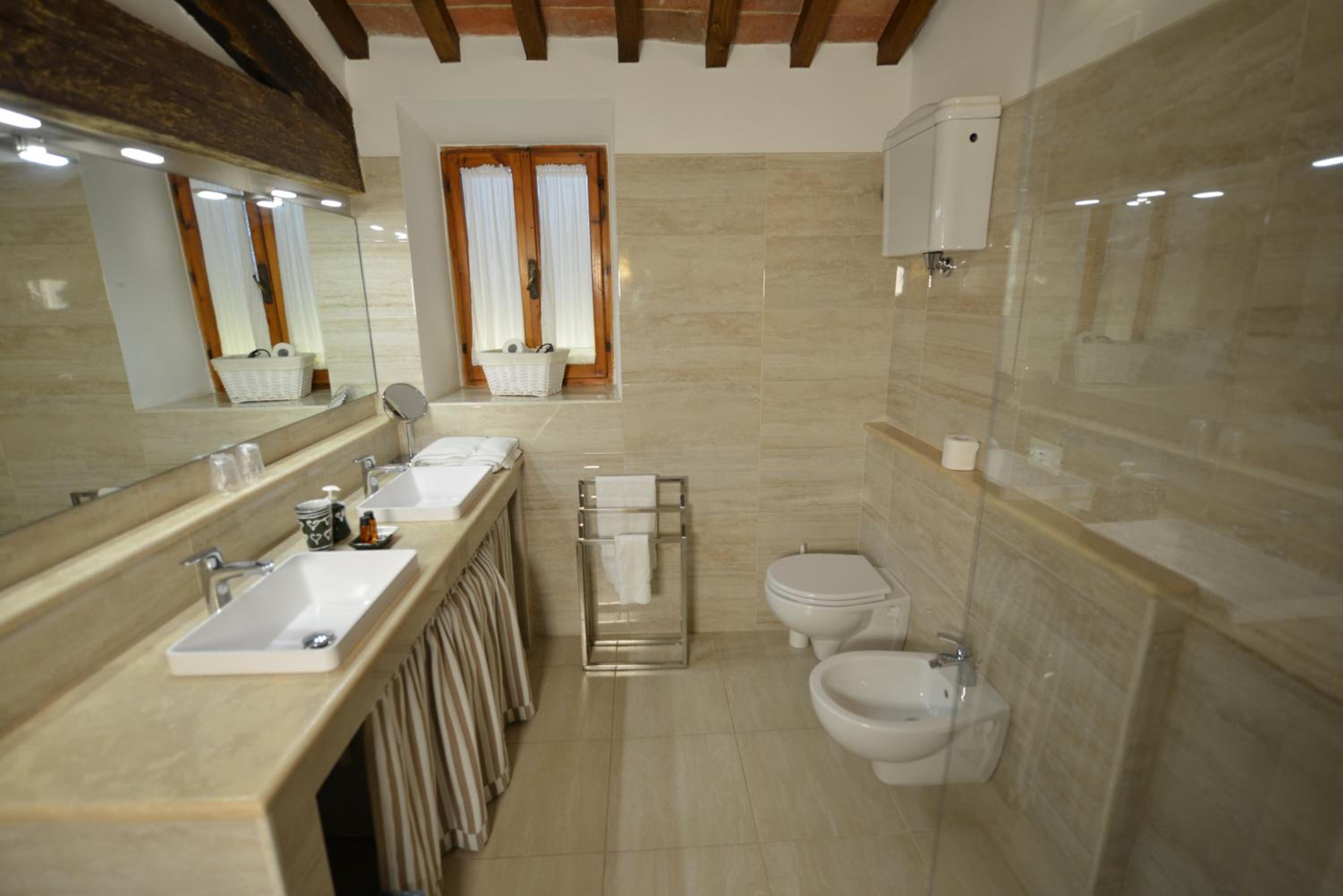 Deluxe King Suite - Photo 2