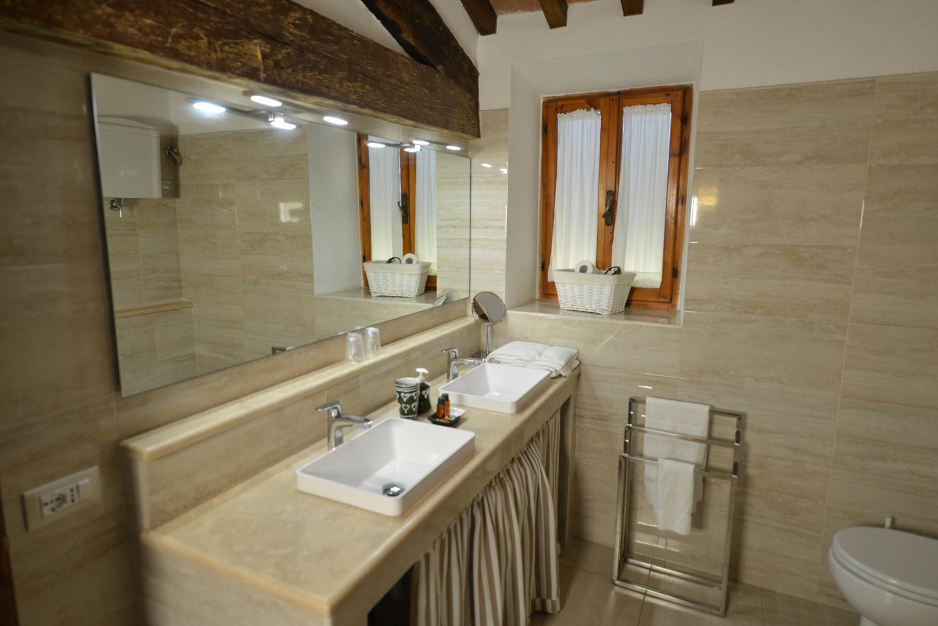 Deluxe King Suite - Photo 12