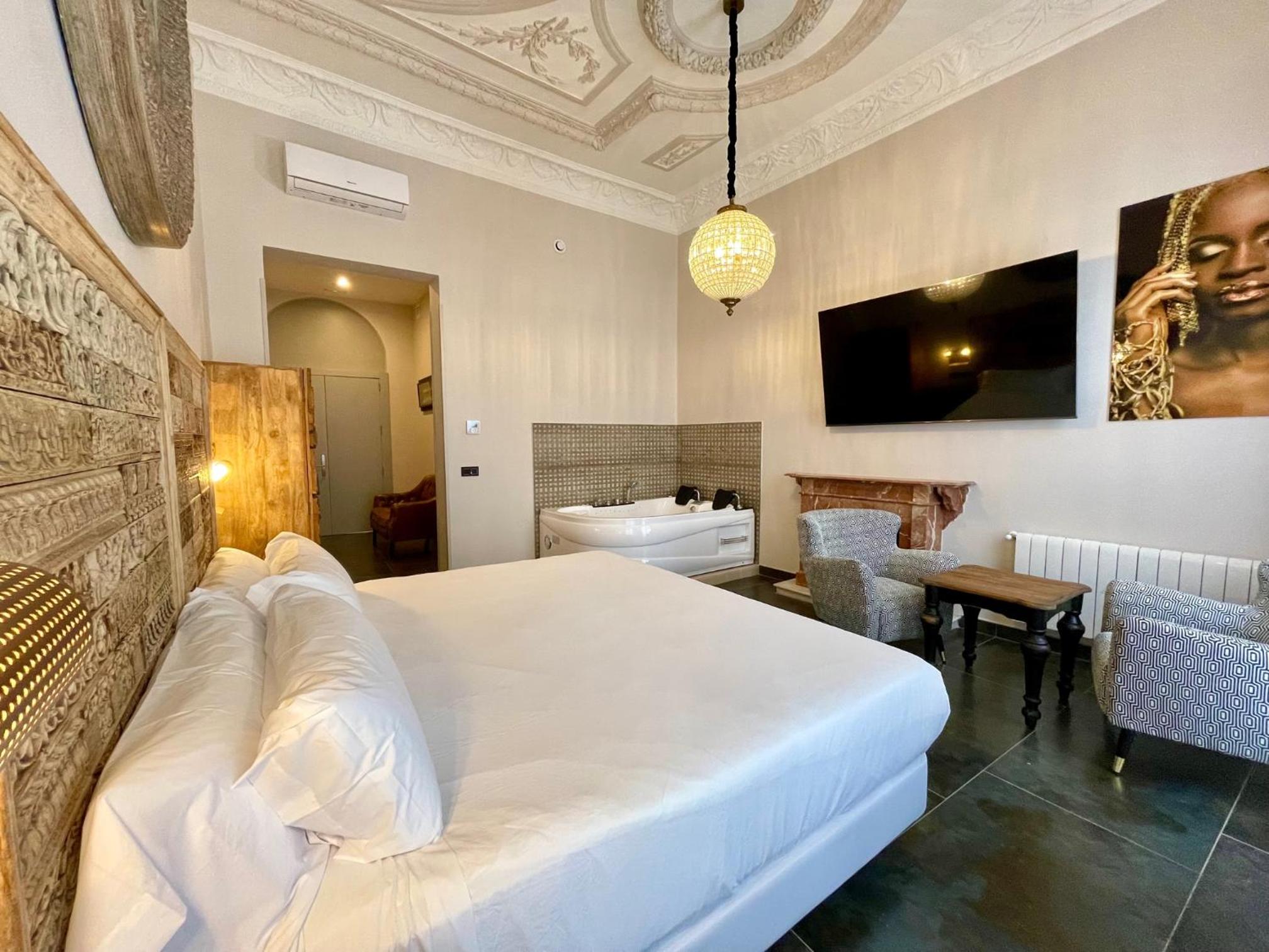 Deluxe Suite with Spa Bath photo 3