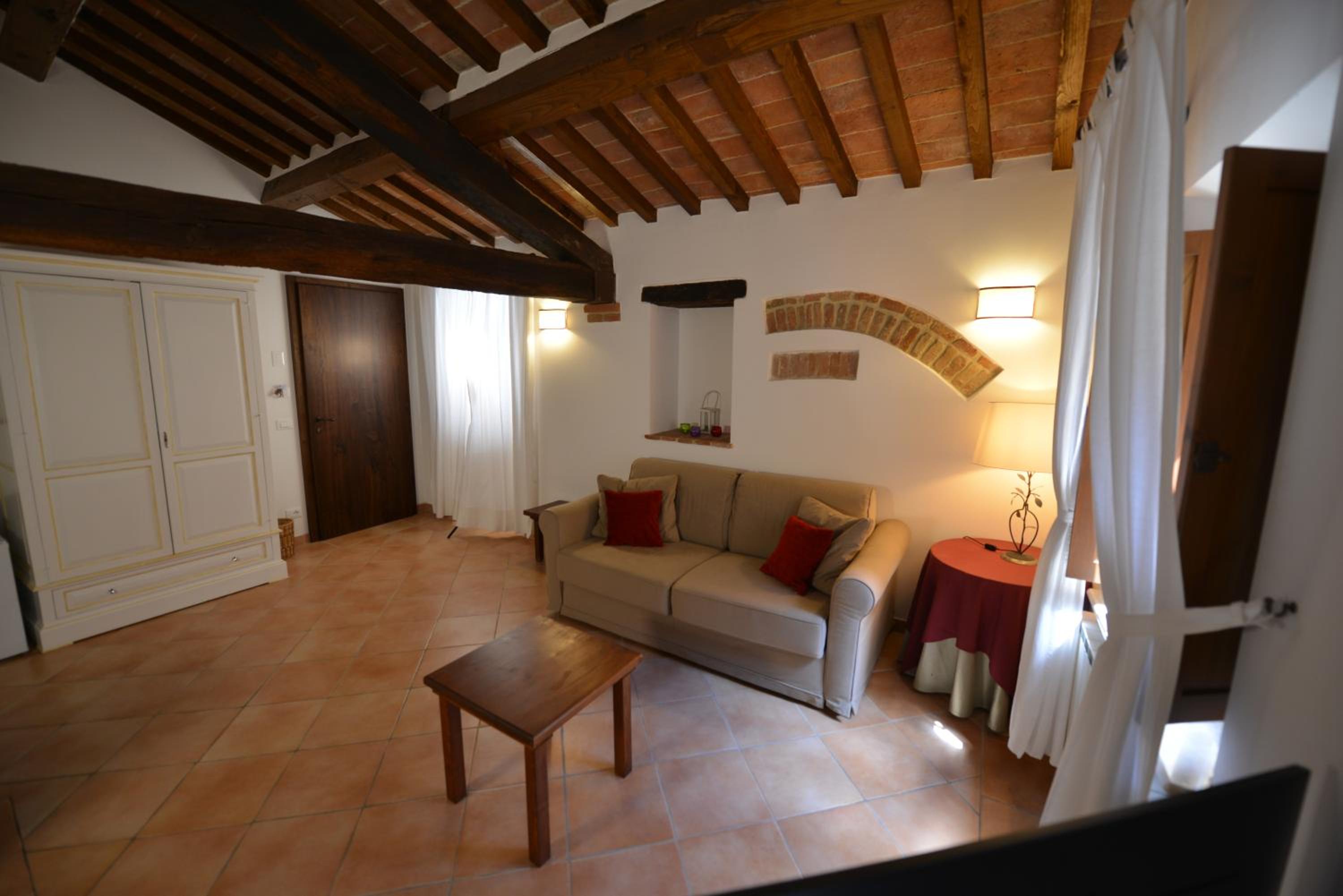 Deluxe King Suite - Photo 6