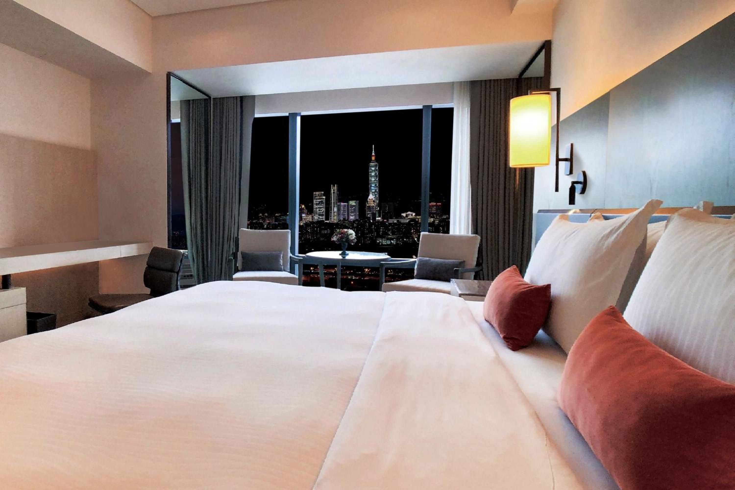 Privilege King Room with Lounge Access