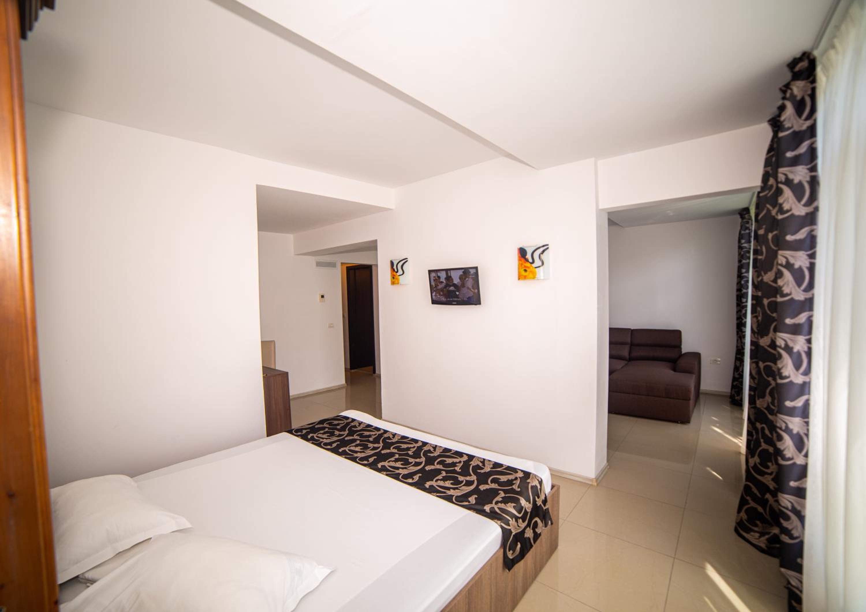 Suite - Photo 24