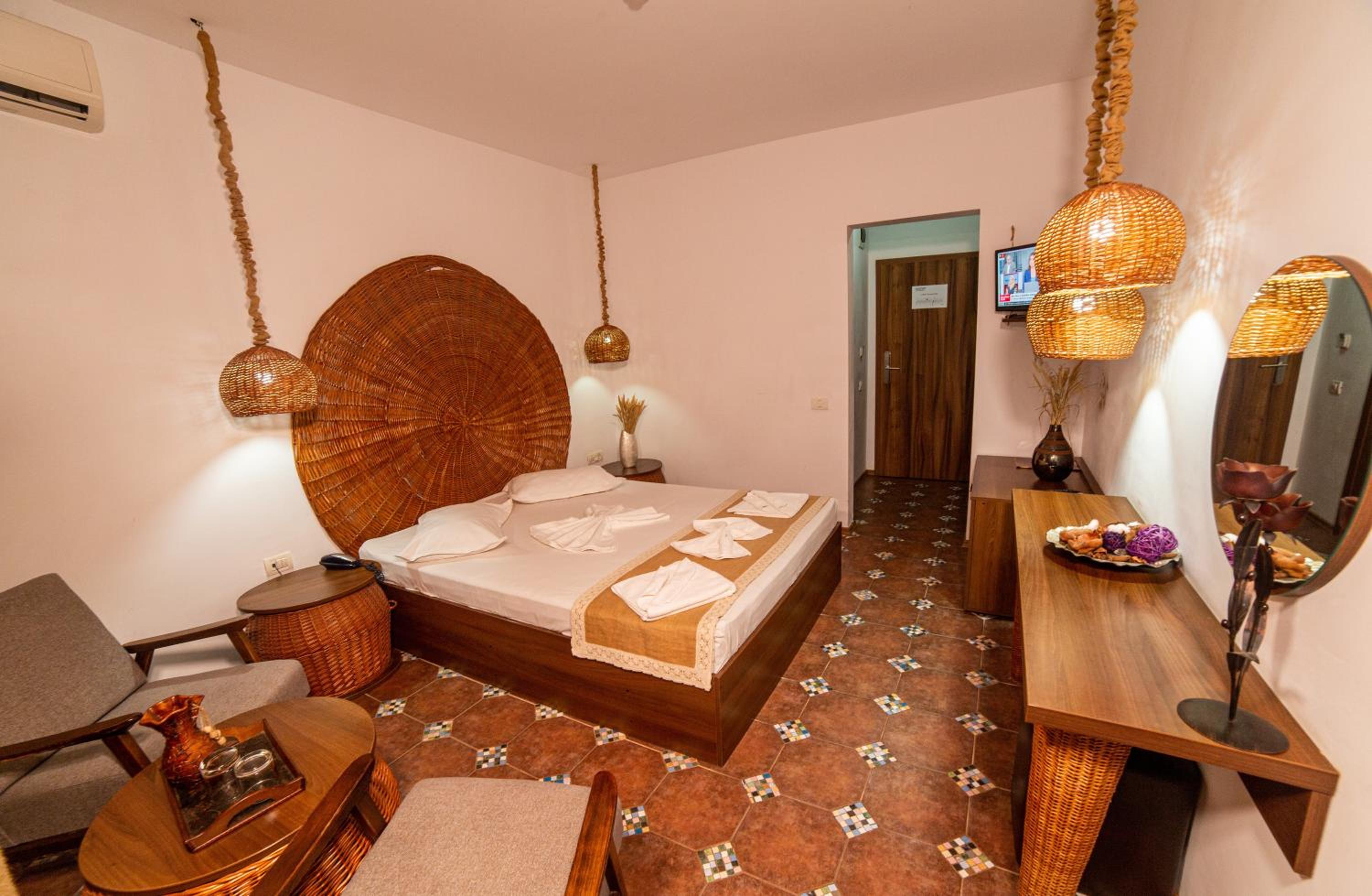 Standard Double or Twin Room with Balcony - Photo 7