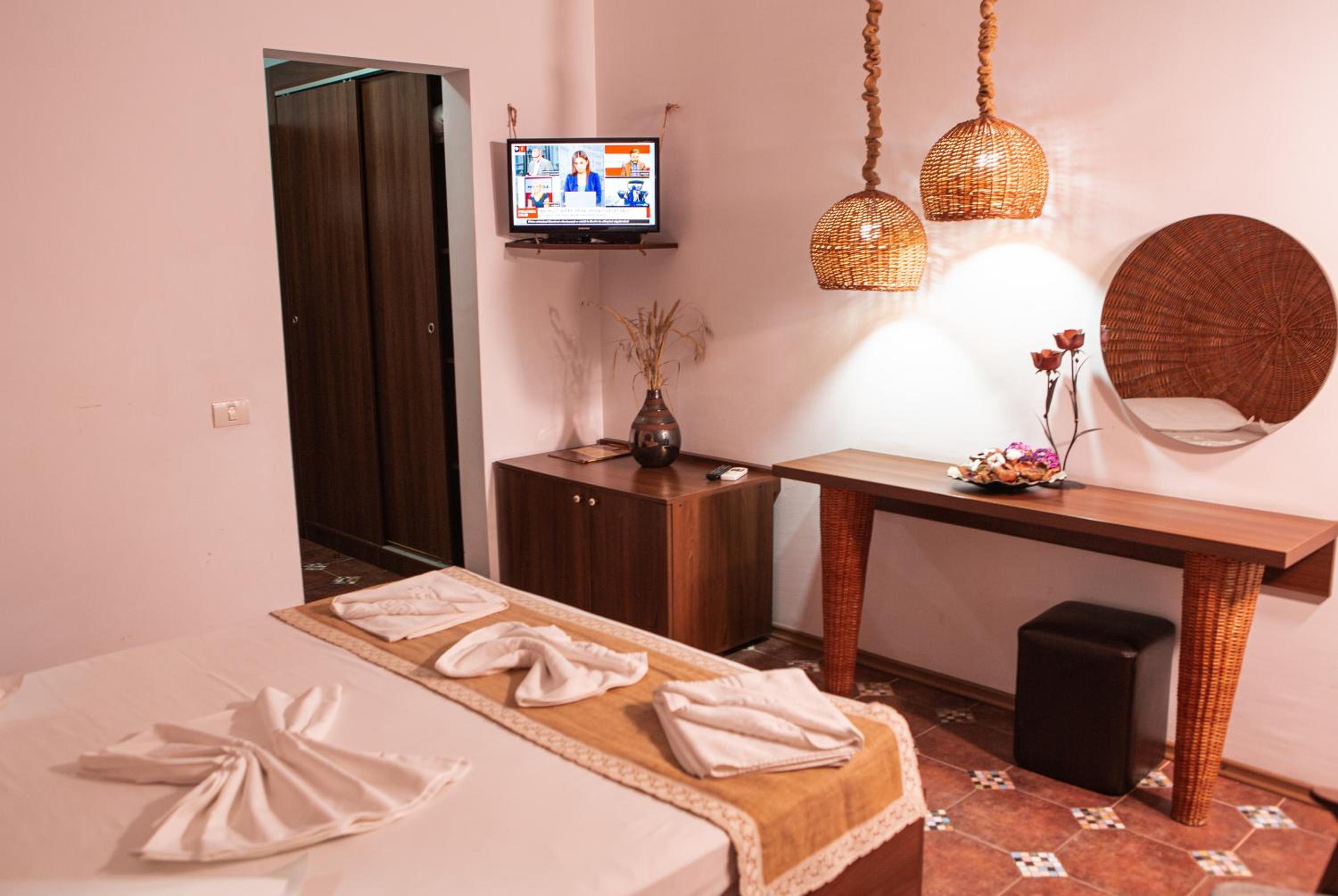 Standard Double or Twin Room with Balcony - Photo 8