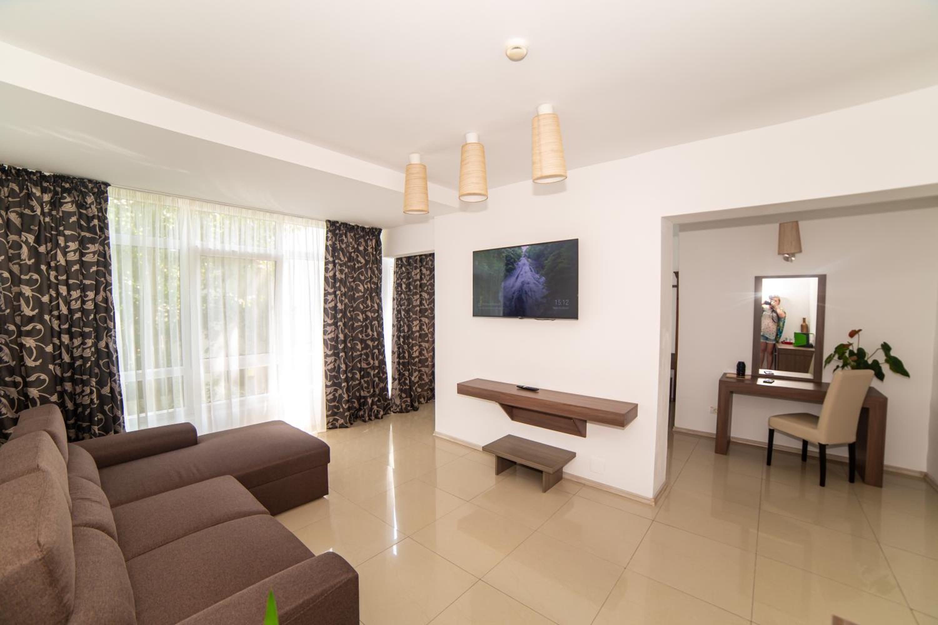 Suite - Photo 26