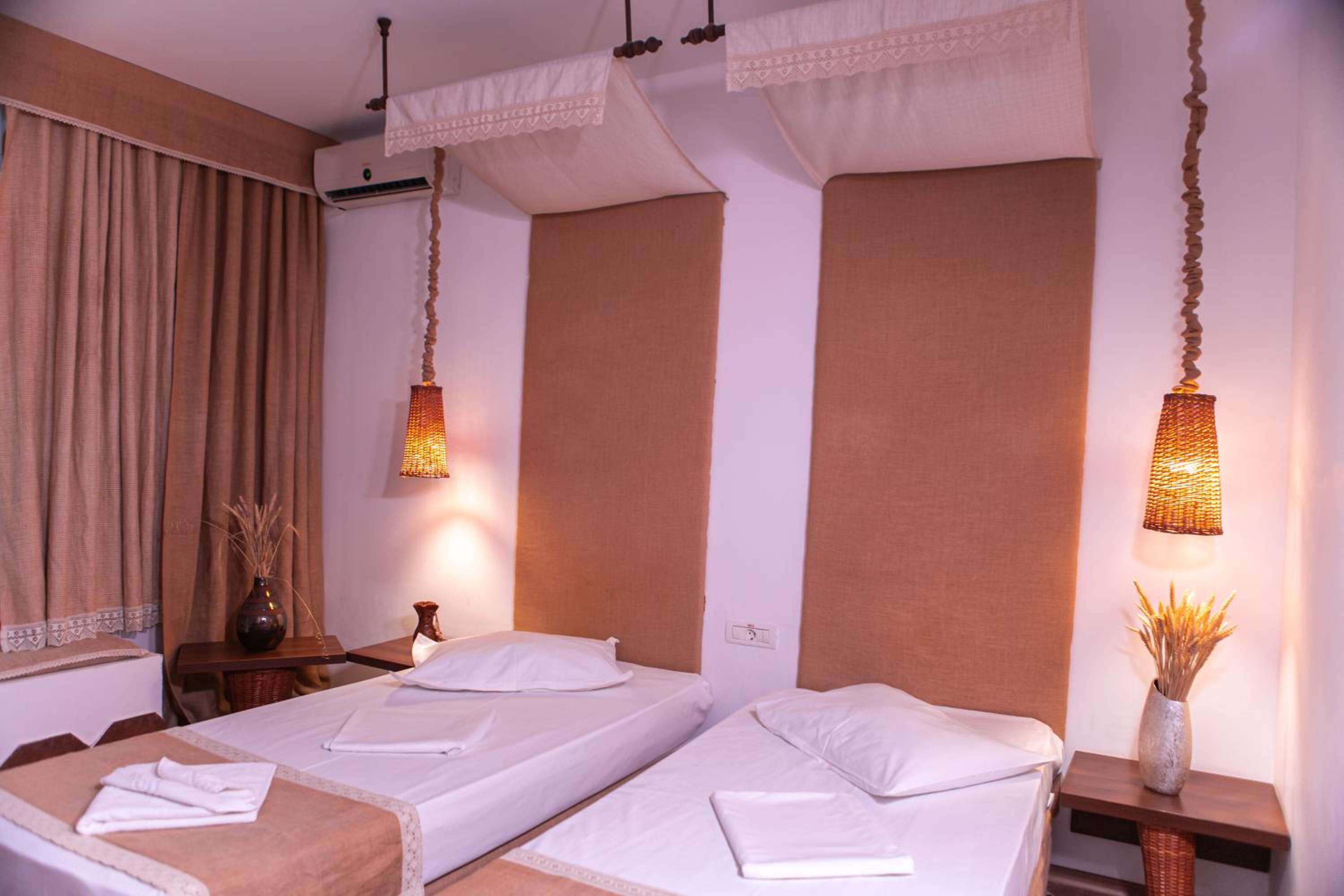 Standard Double or Twin Room with Balcony - Photo 9