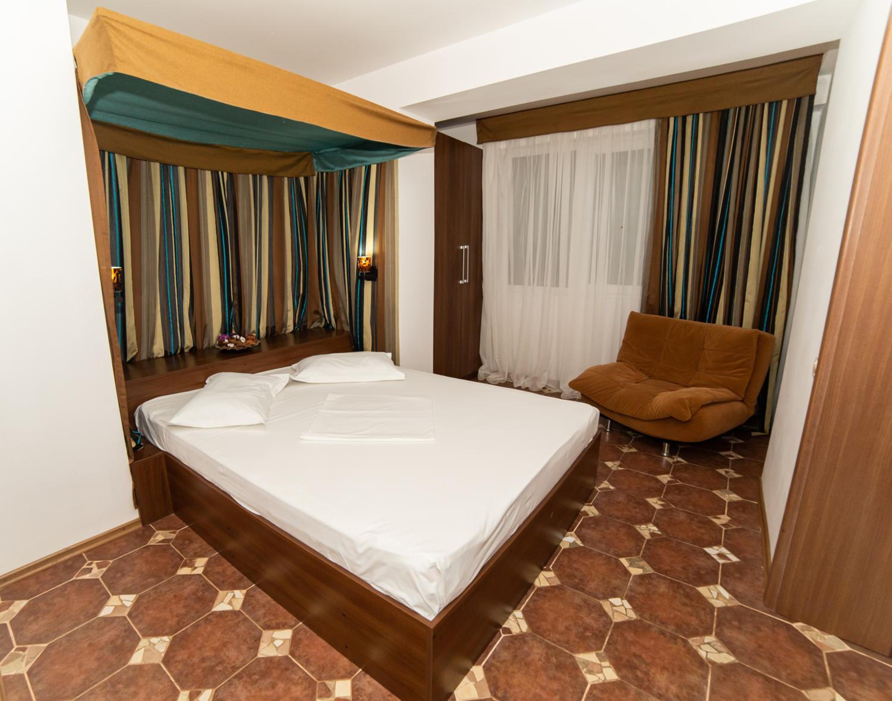 Suite - Photo 28