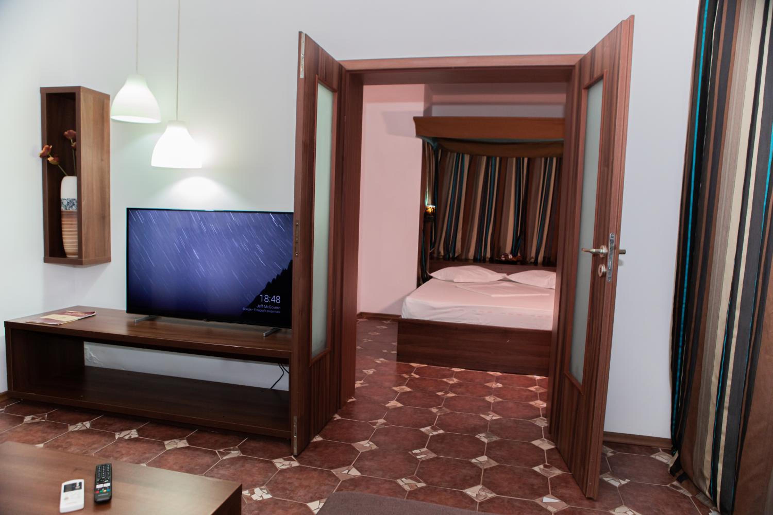 Suite - Photo 29