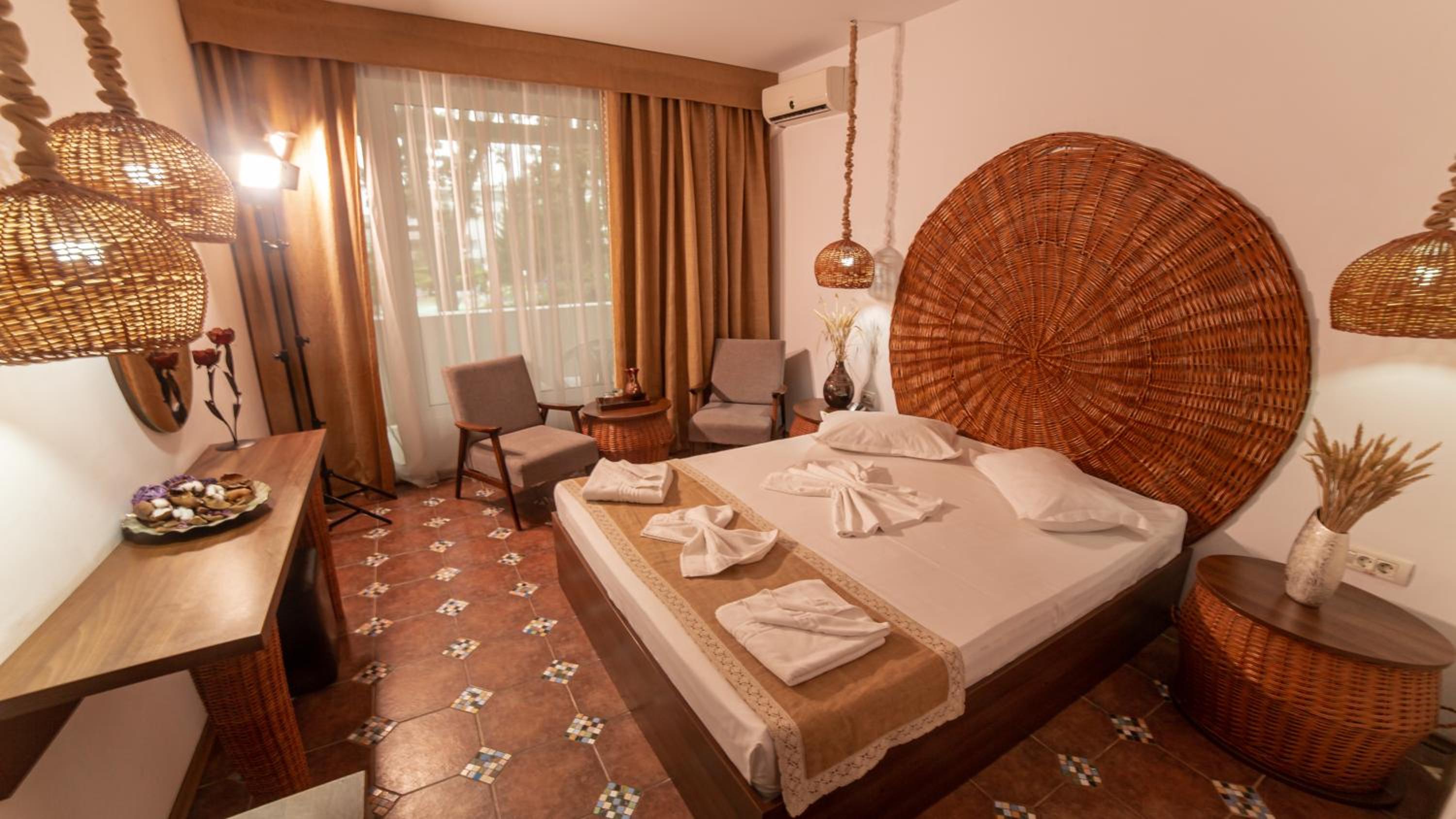 Standard Double or Twin Room with Balcony - Photo 10