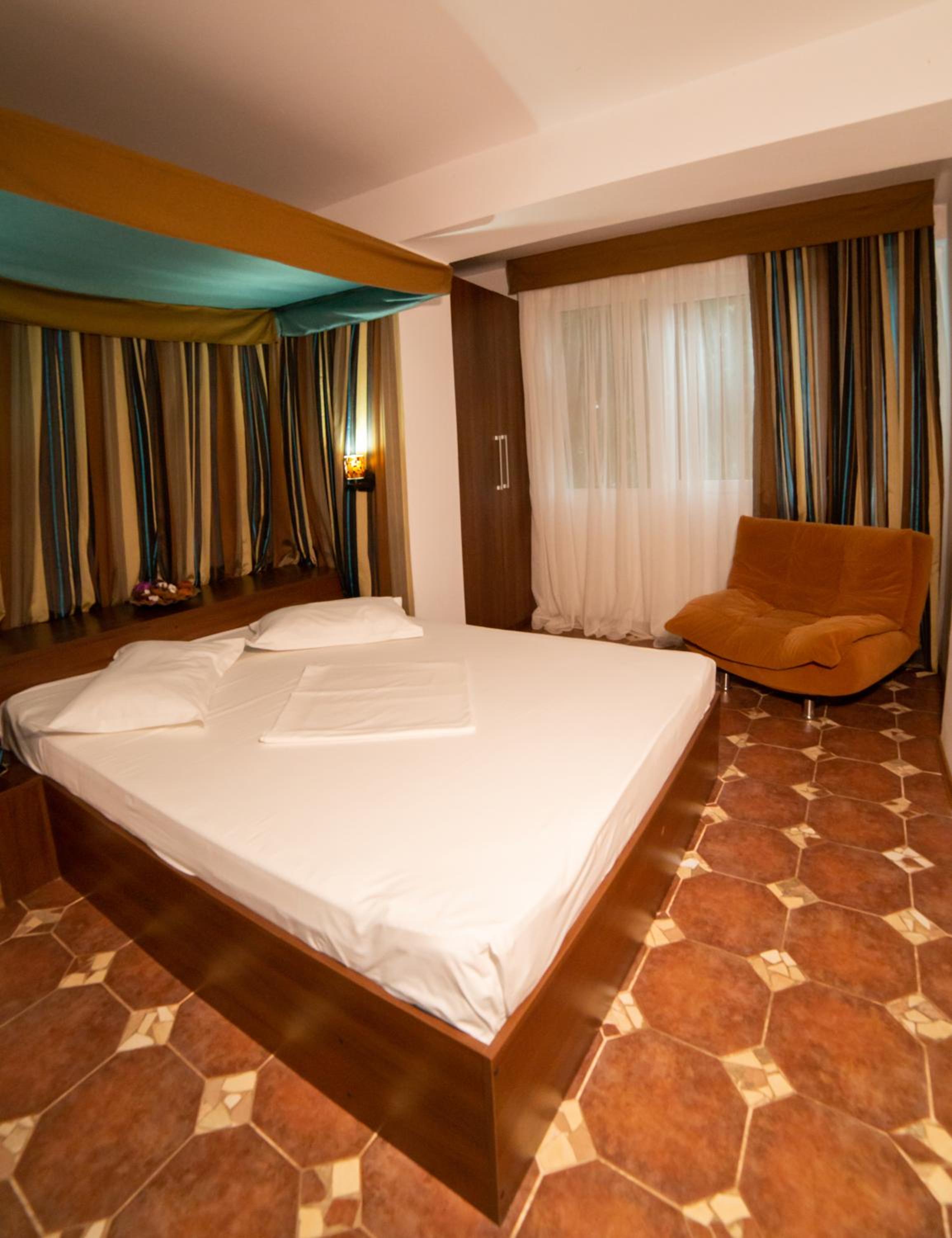 Suite - Photo 30