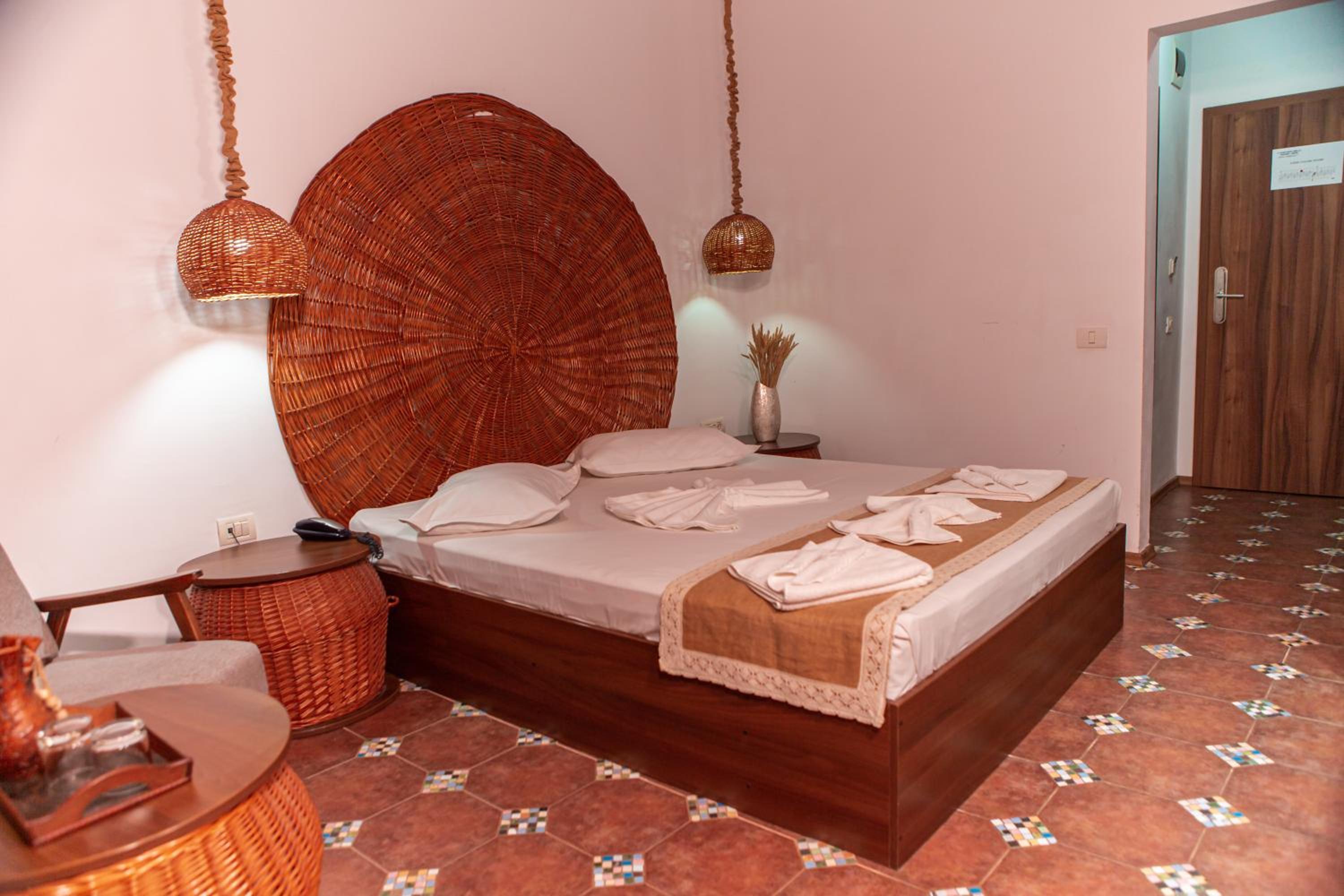 Standard Double or Twin Room with Balcony - Photo 11