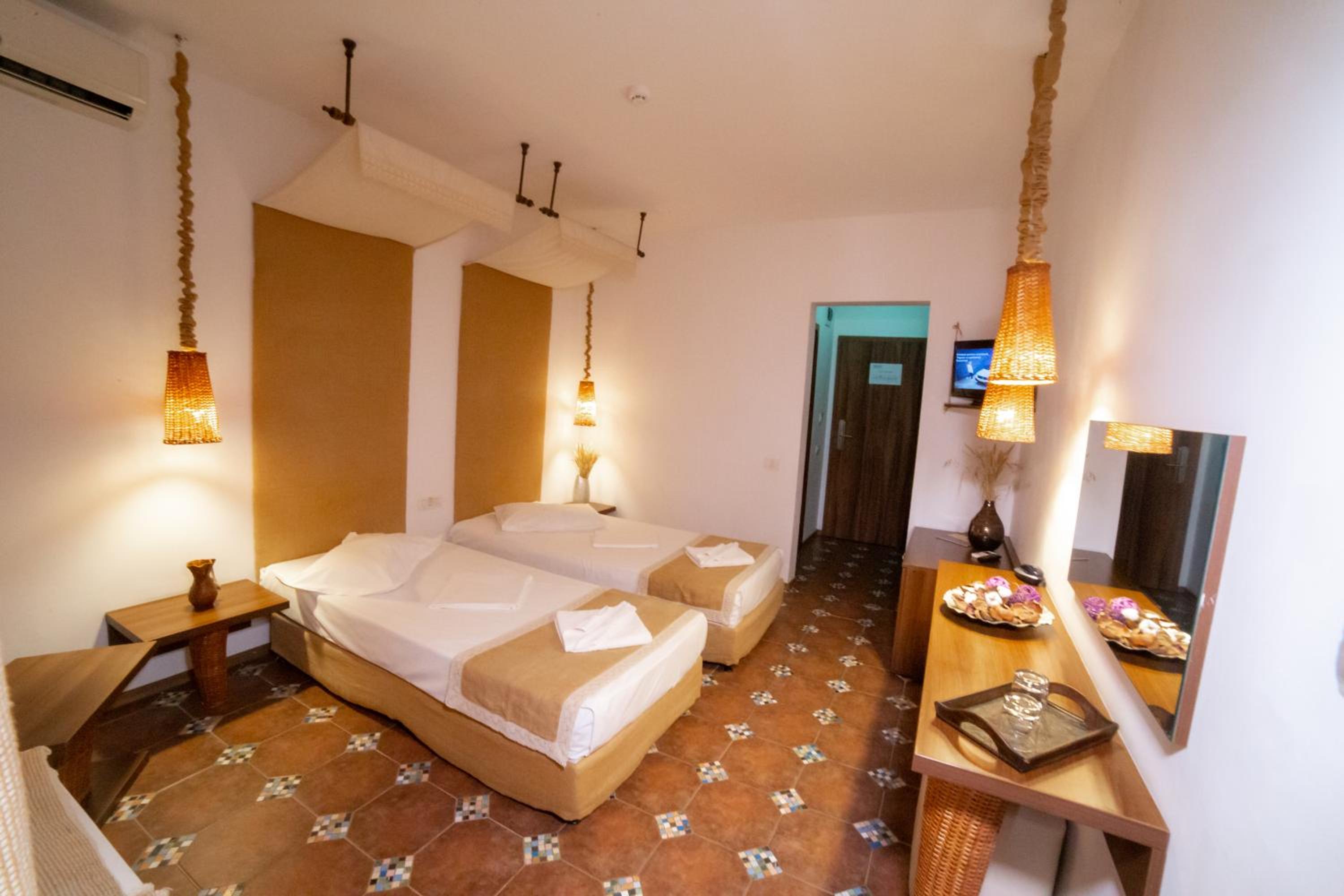 Standard Double or Twin Room with Balcony - Photo 12