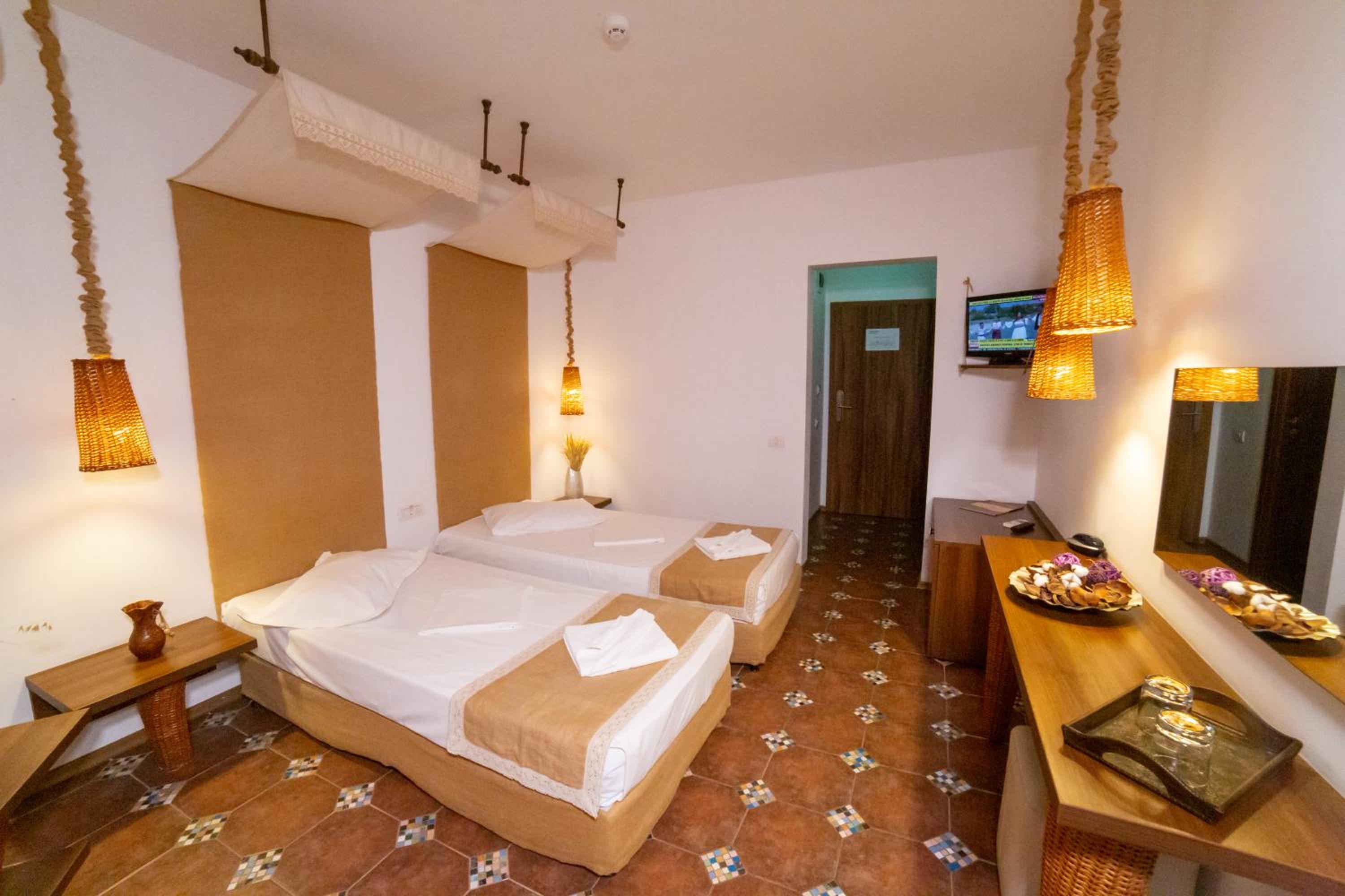 Standard Double or Twin Room with Balcony - Photo 13