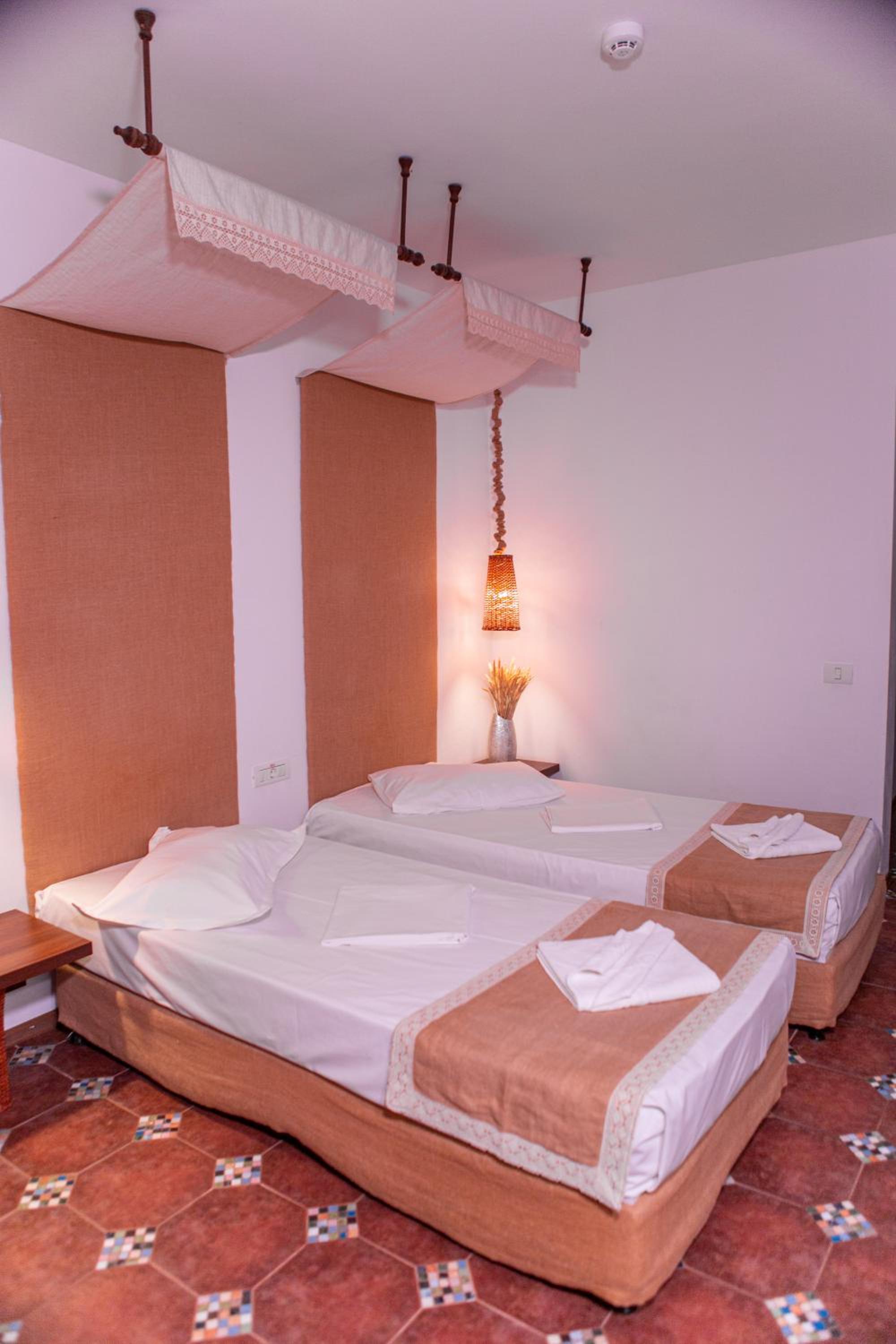 Standard Double or Twin Room with Balcony - Photo 14