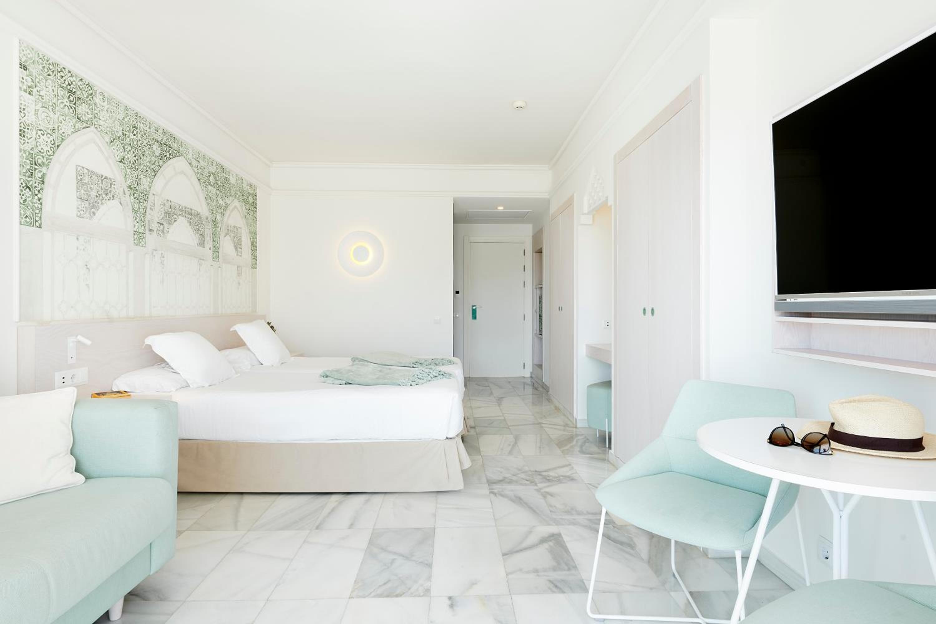 Double or Twin Room with Partial Sea View - Photo 3