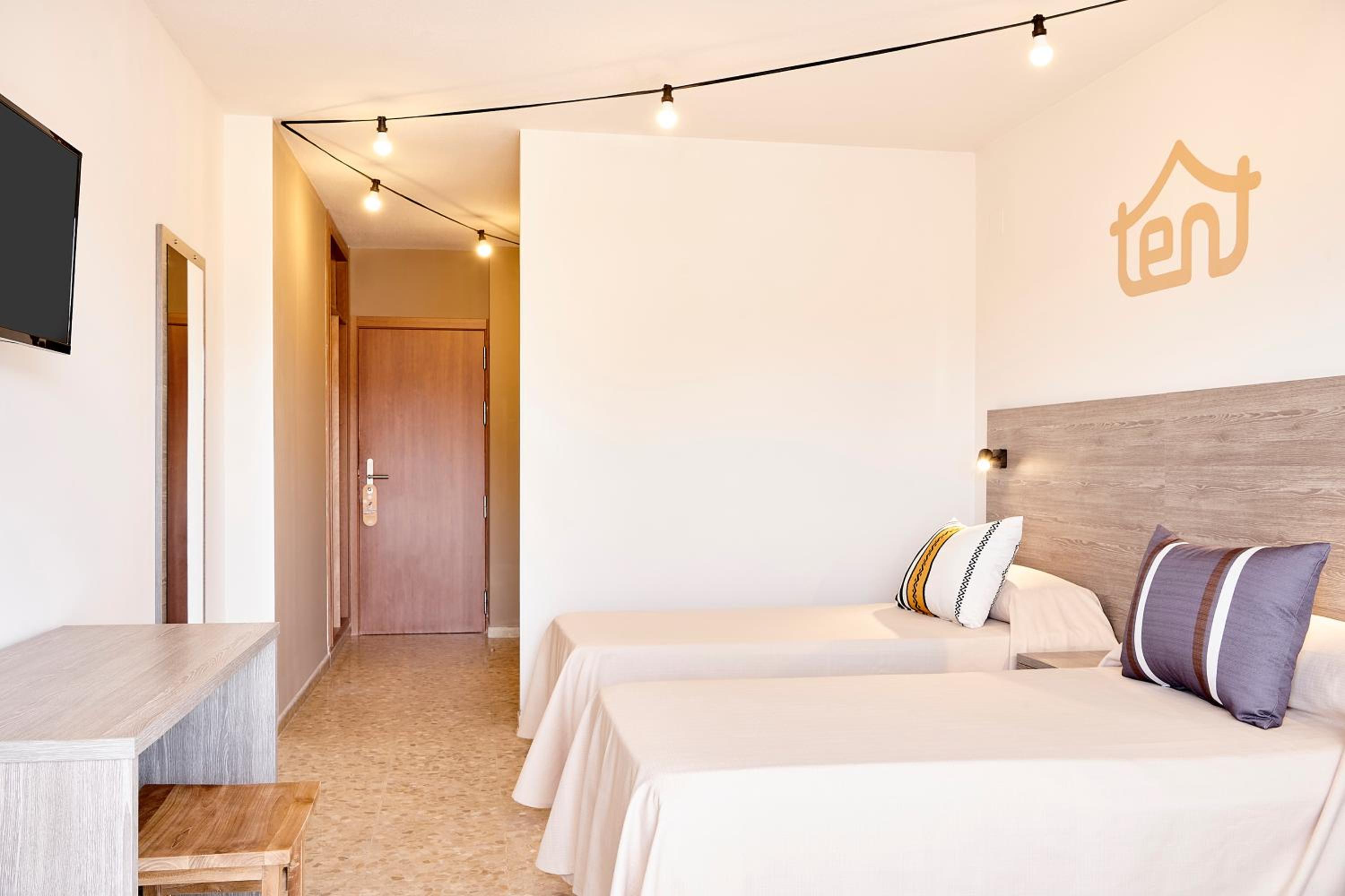 Twin Room with Balcony & Unlimited Brunch - Photo 3
