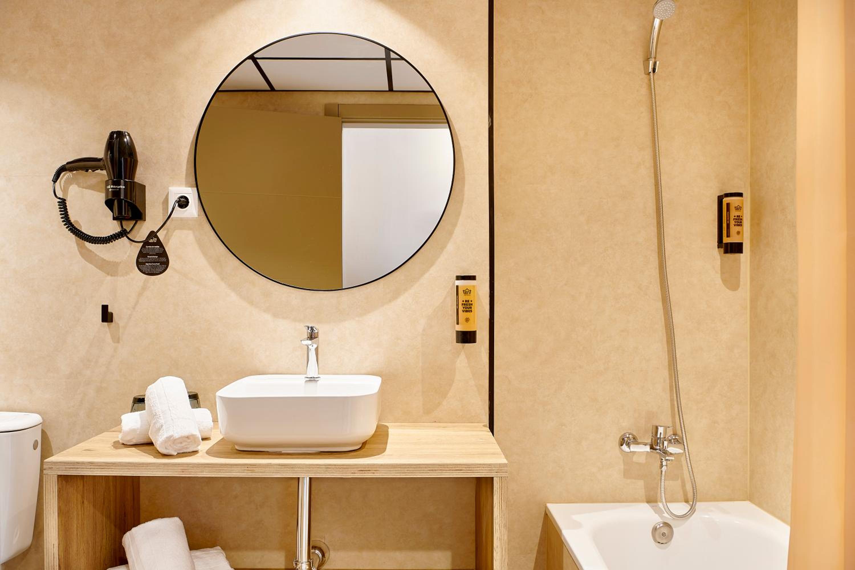 Twin Room with Balcony & Unlimited Brunch - Photo 8